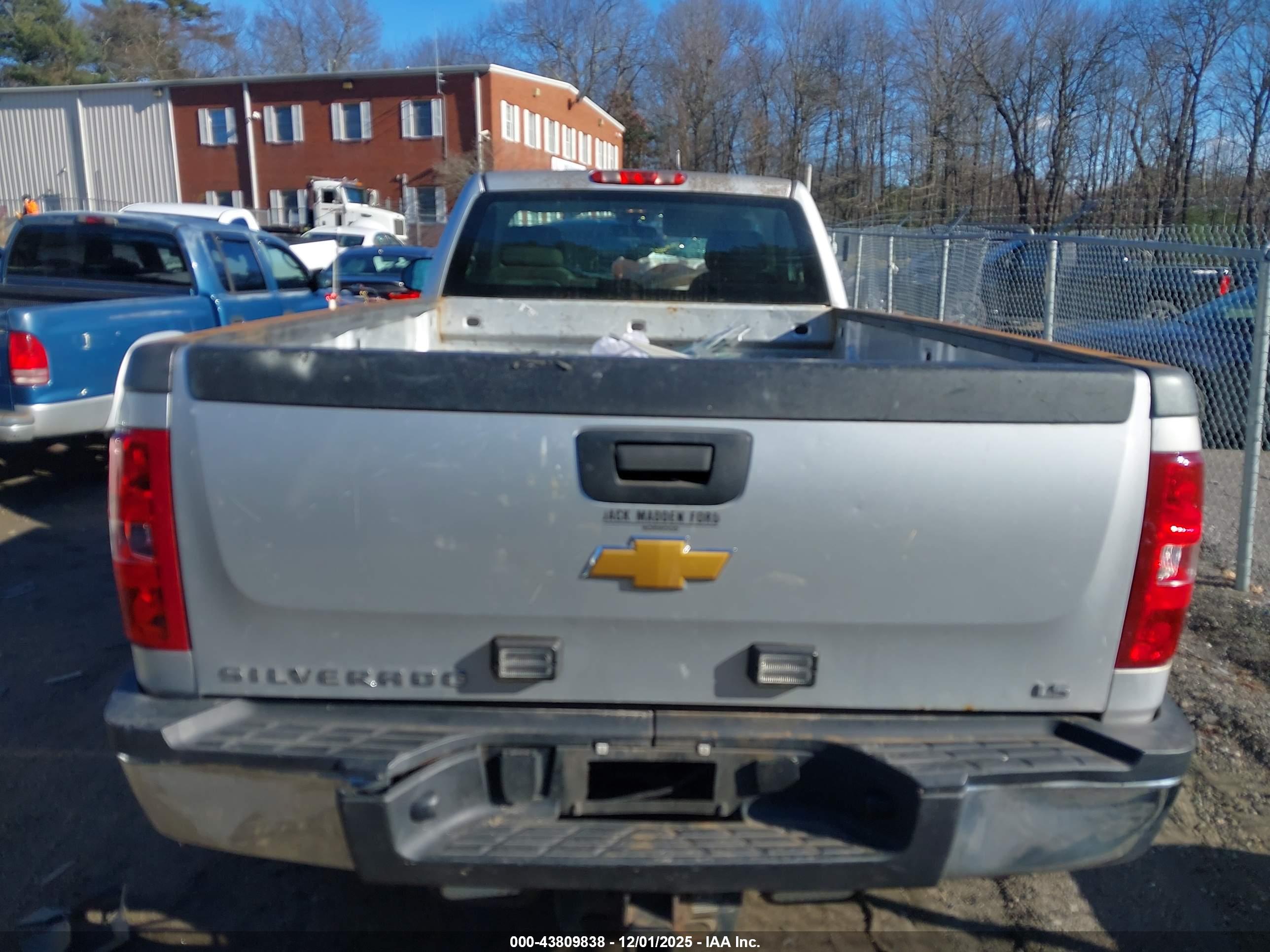 CHEVROLET SILVERADO image 8