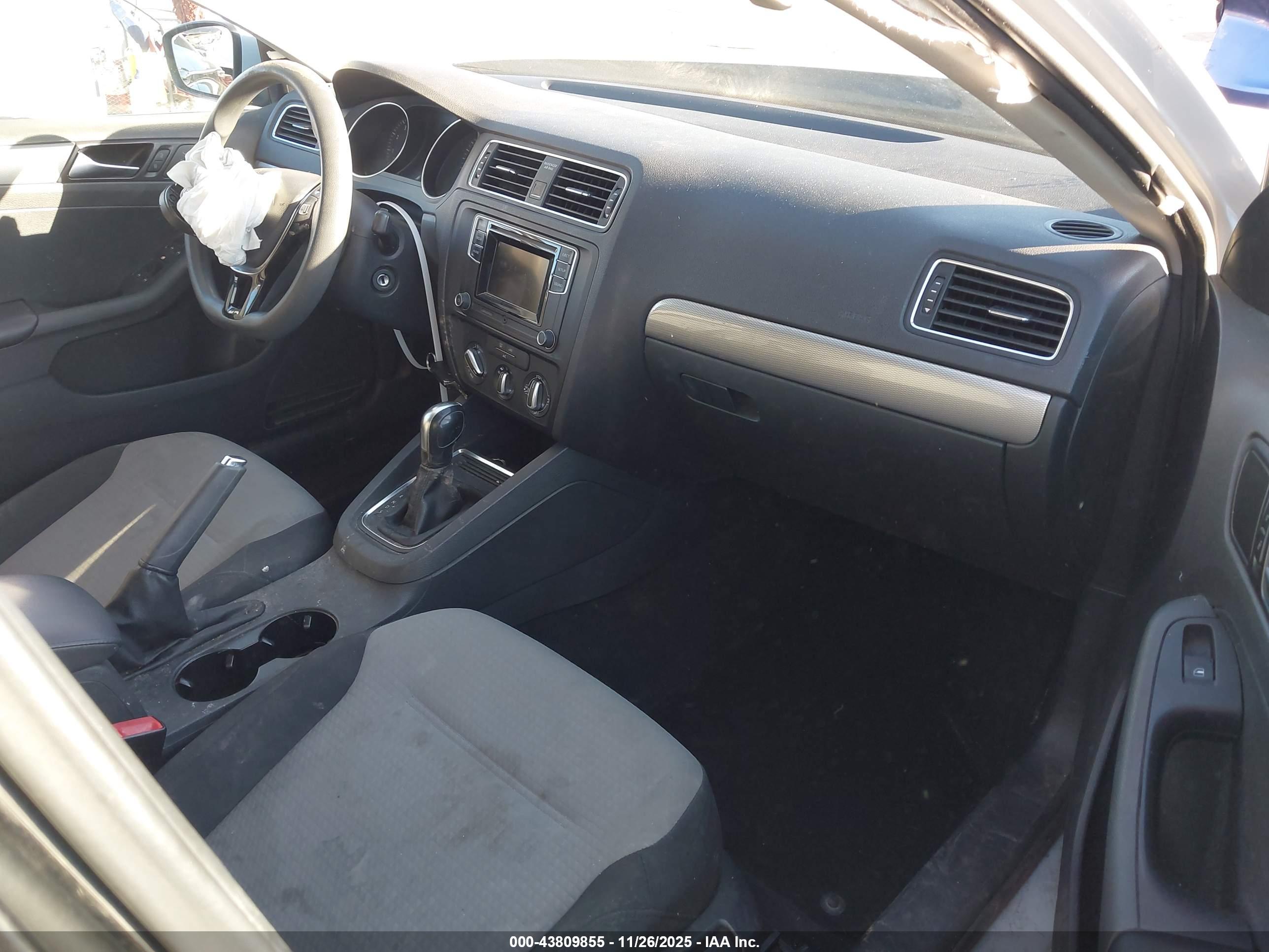 VOLKSWAGEN JETTA image 5
