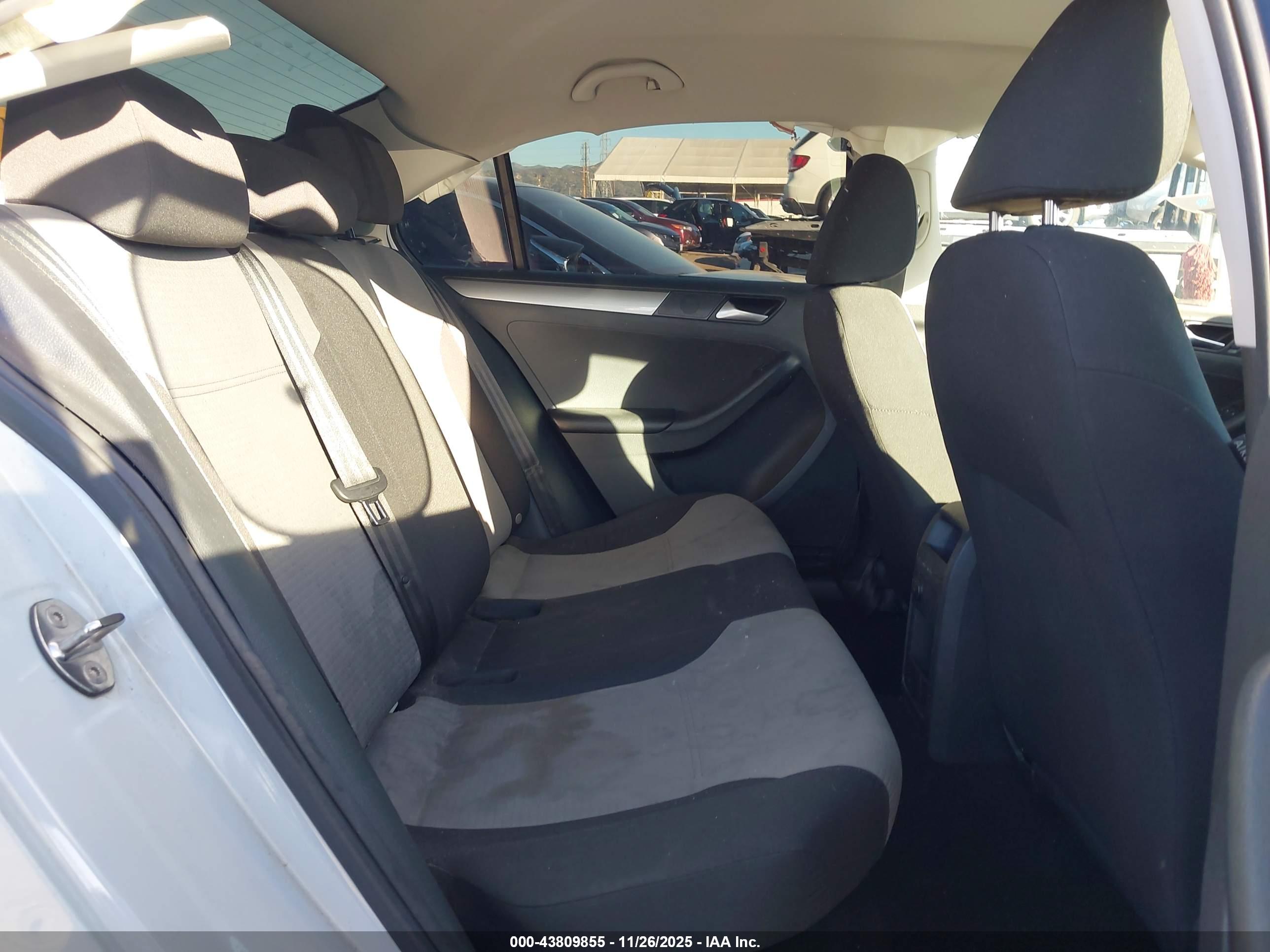 VOLKSWAGEN JETTA image 8