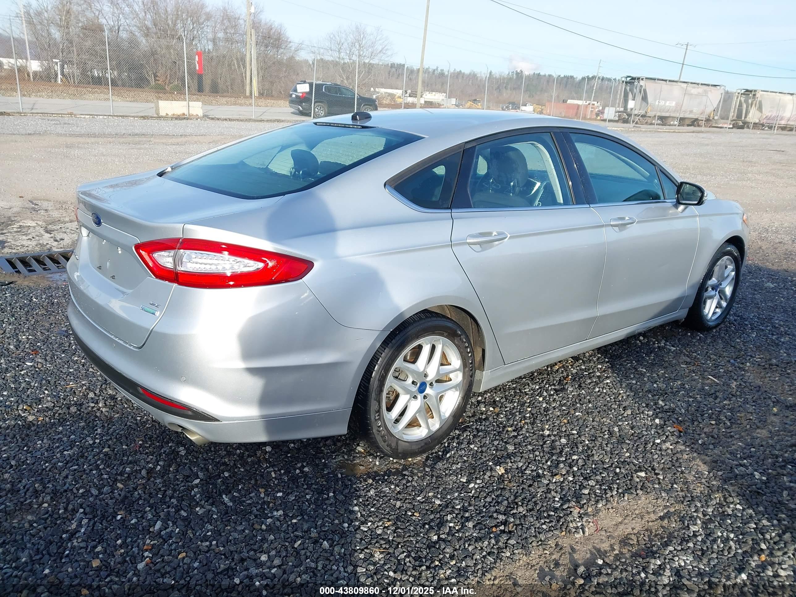 FORD FUSION image 4