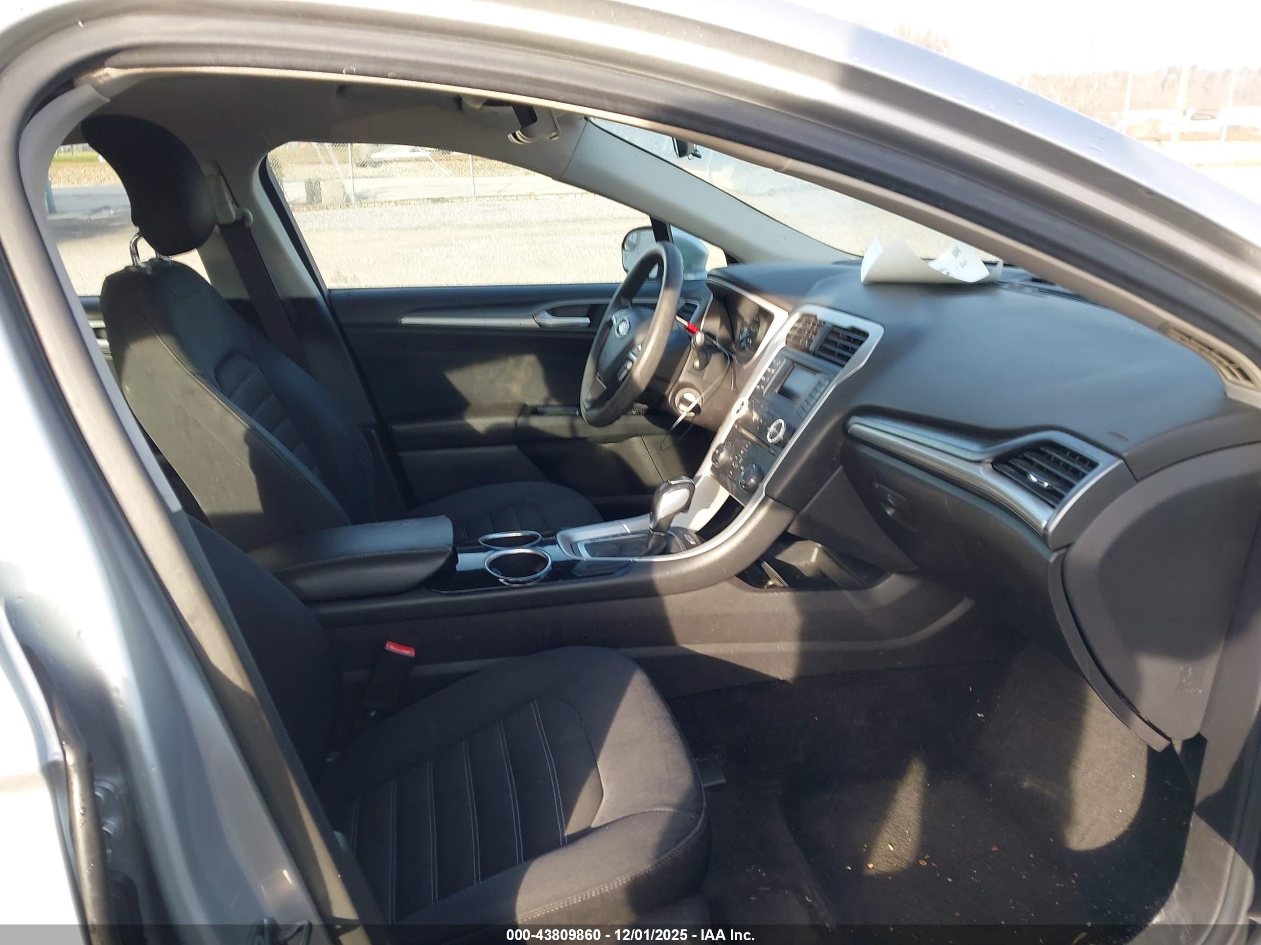 FORD FUSION image 5