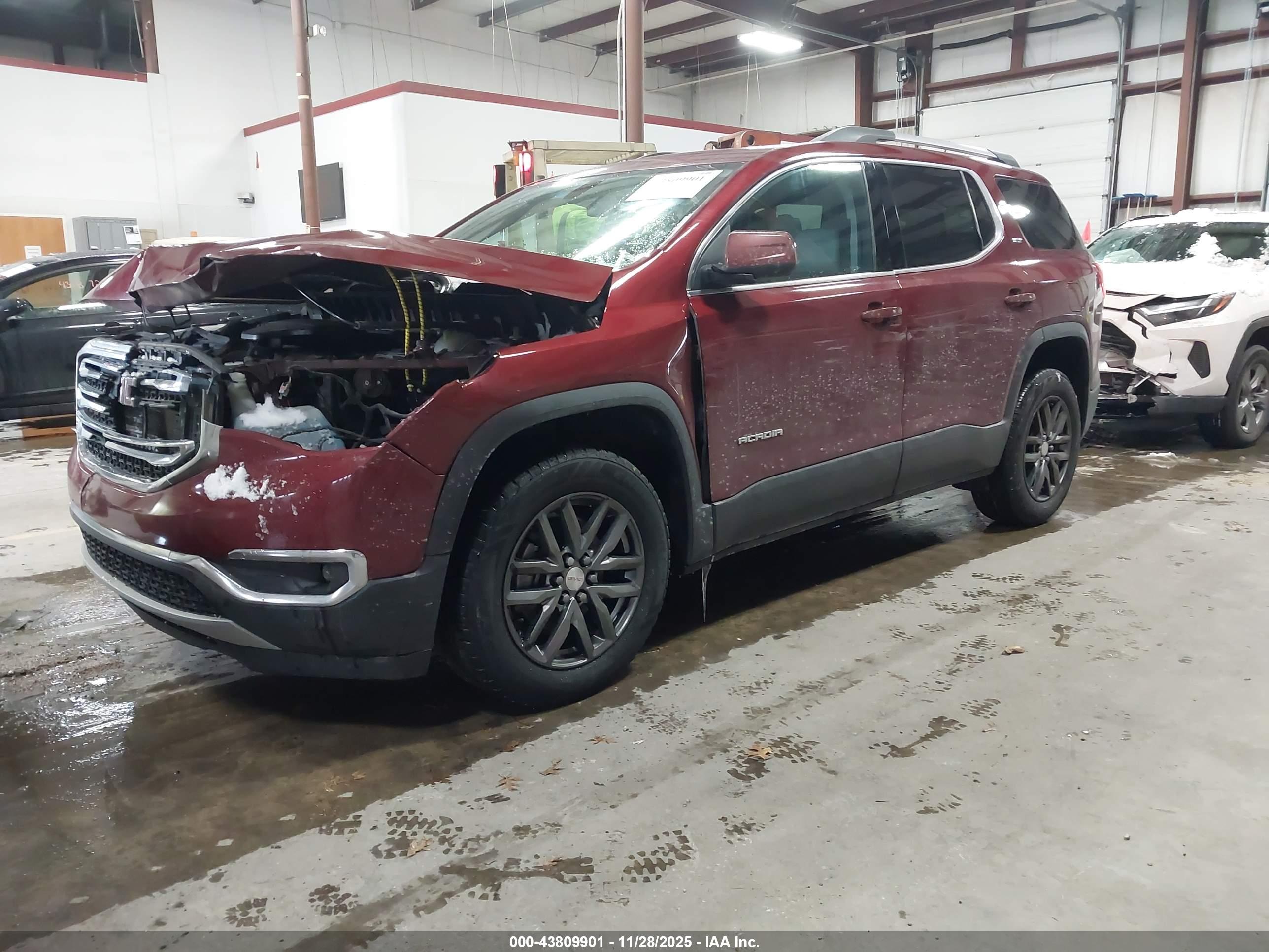 GMC ACADIA image 2