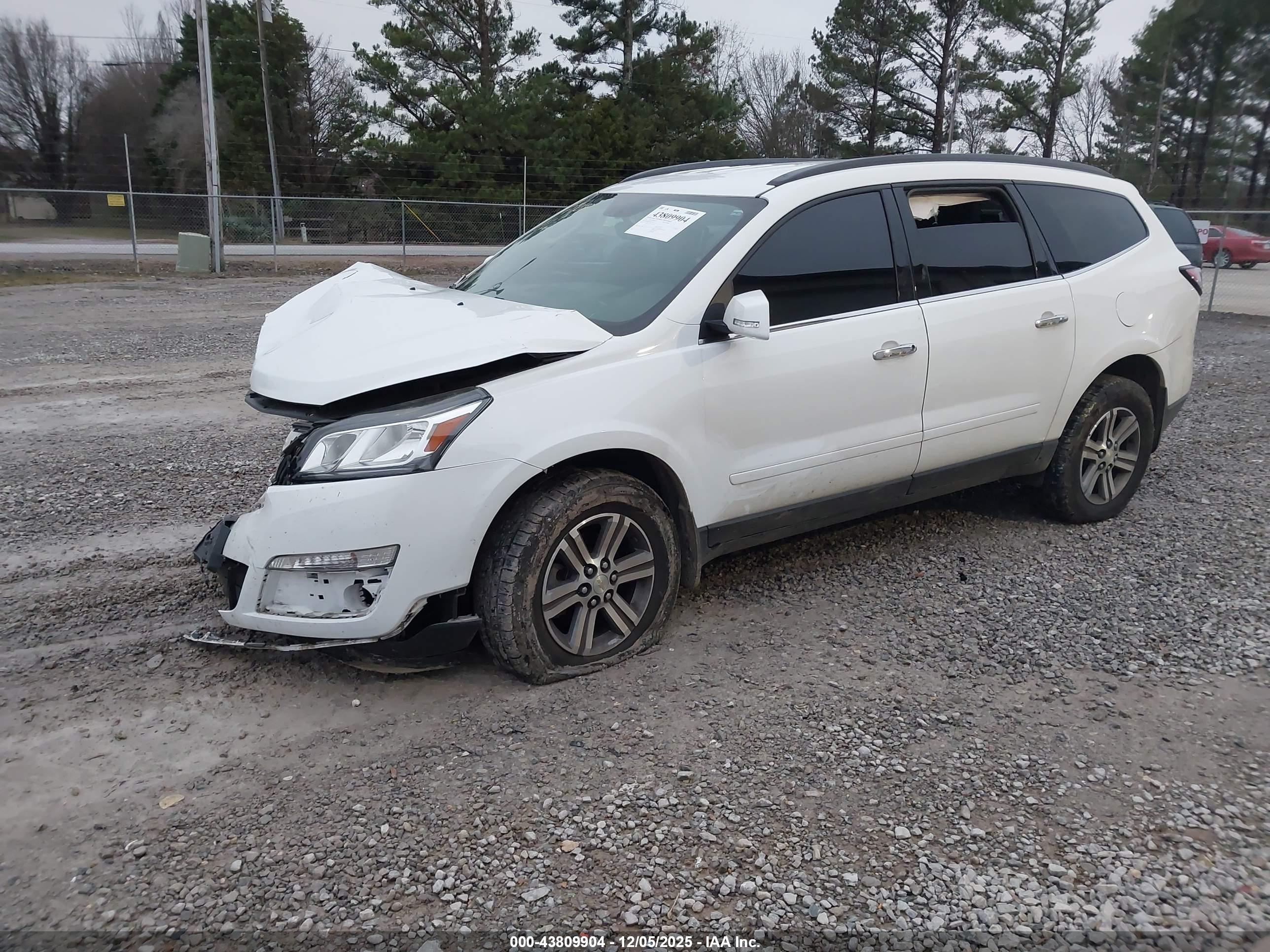 CHEVROLET TRAVERSE image 2