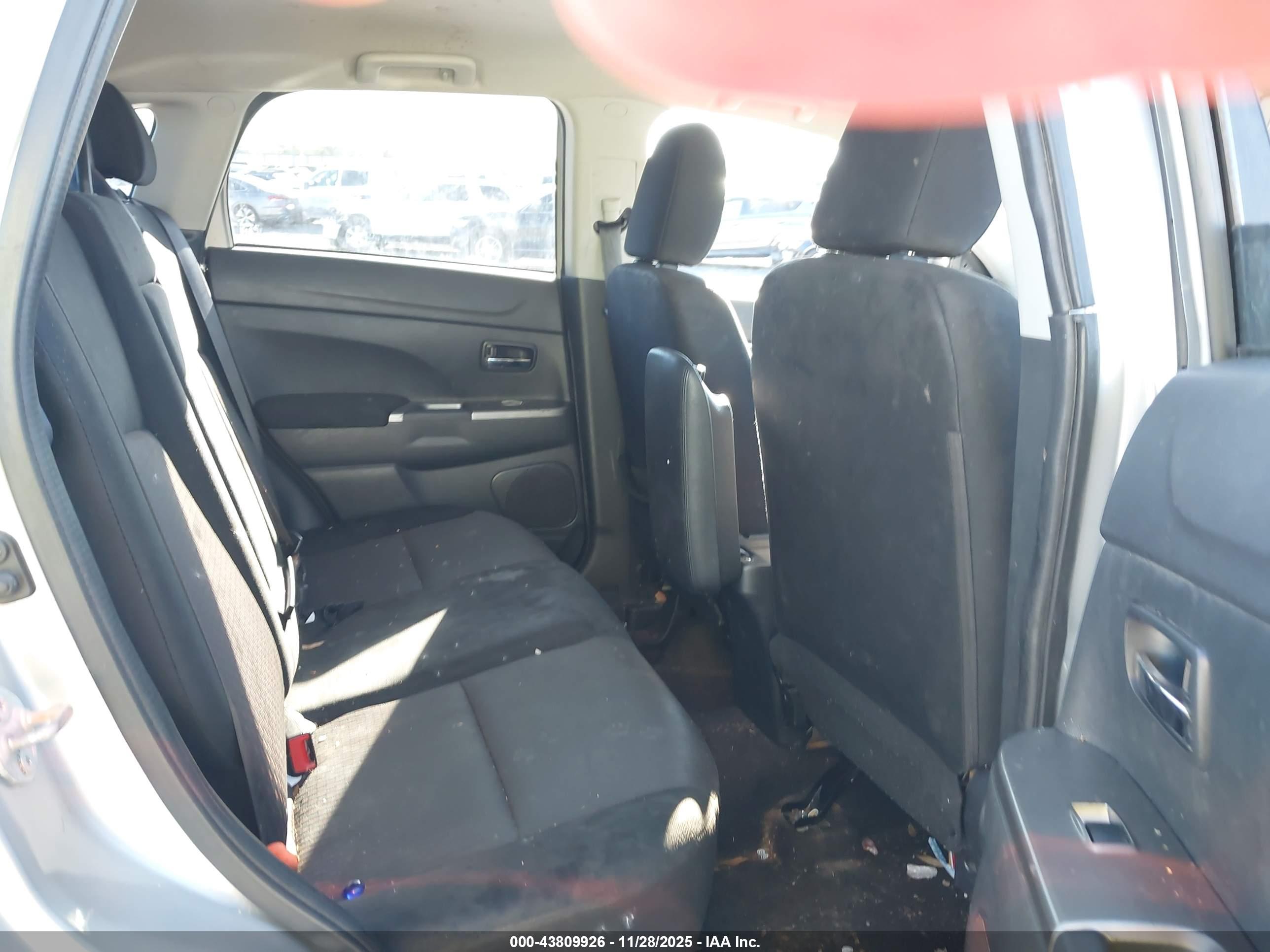 MITSUBISHI OUTLANDER image 8