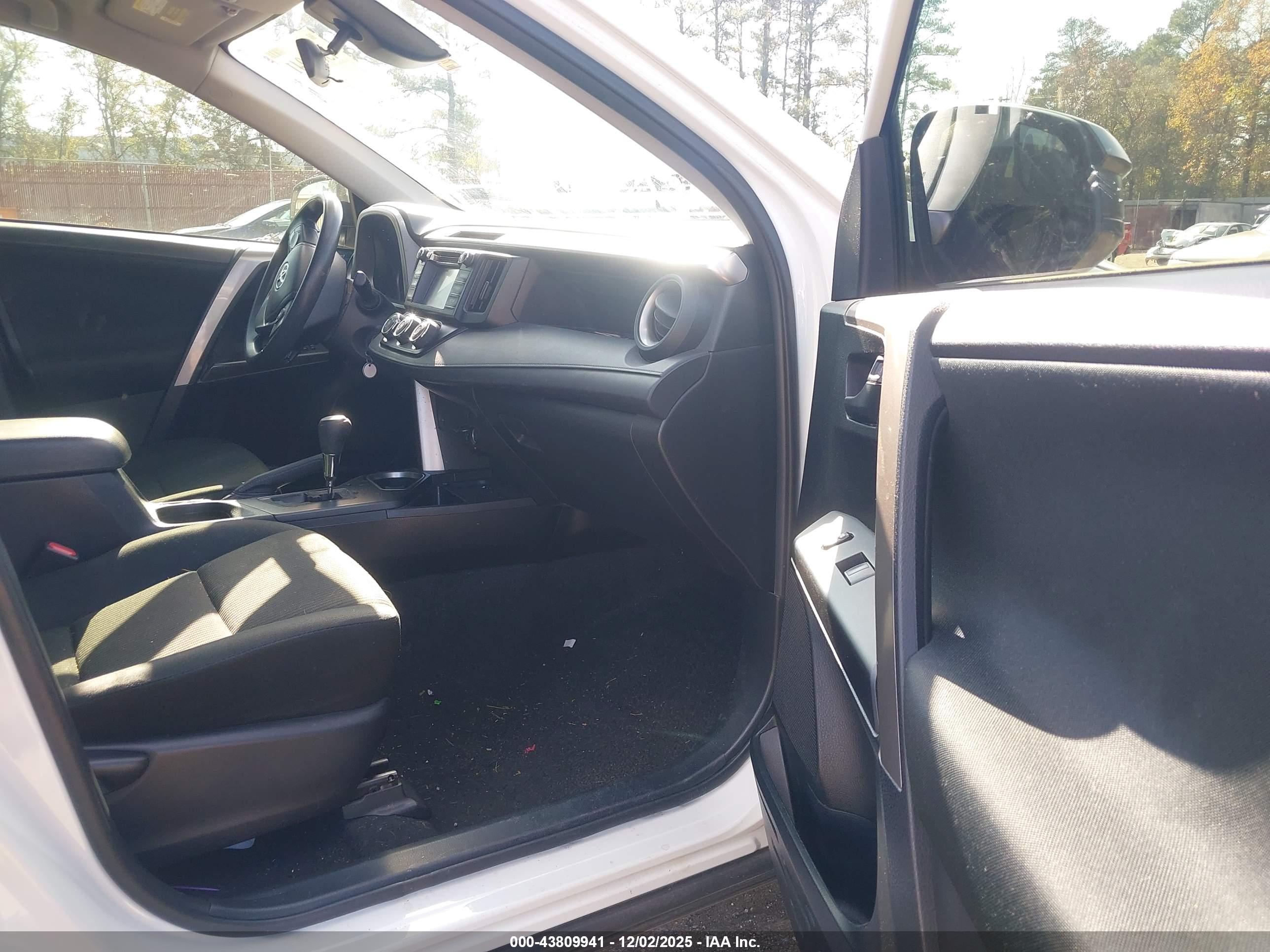 TOYOTA RAV4 image 5