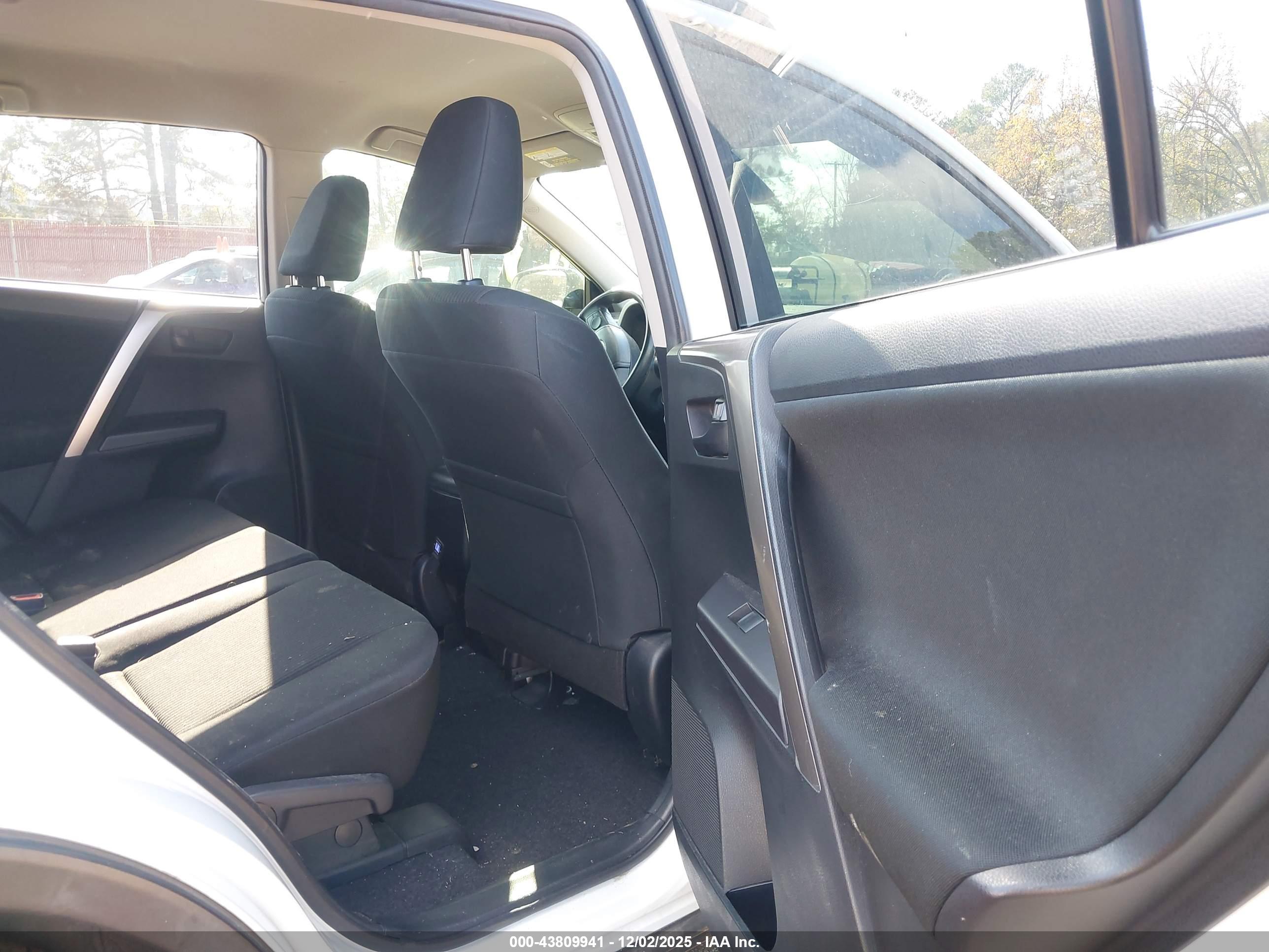 TOYOTA RAV4 image 8