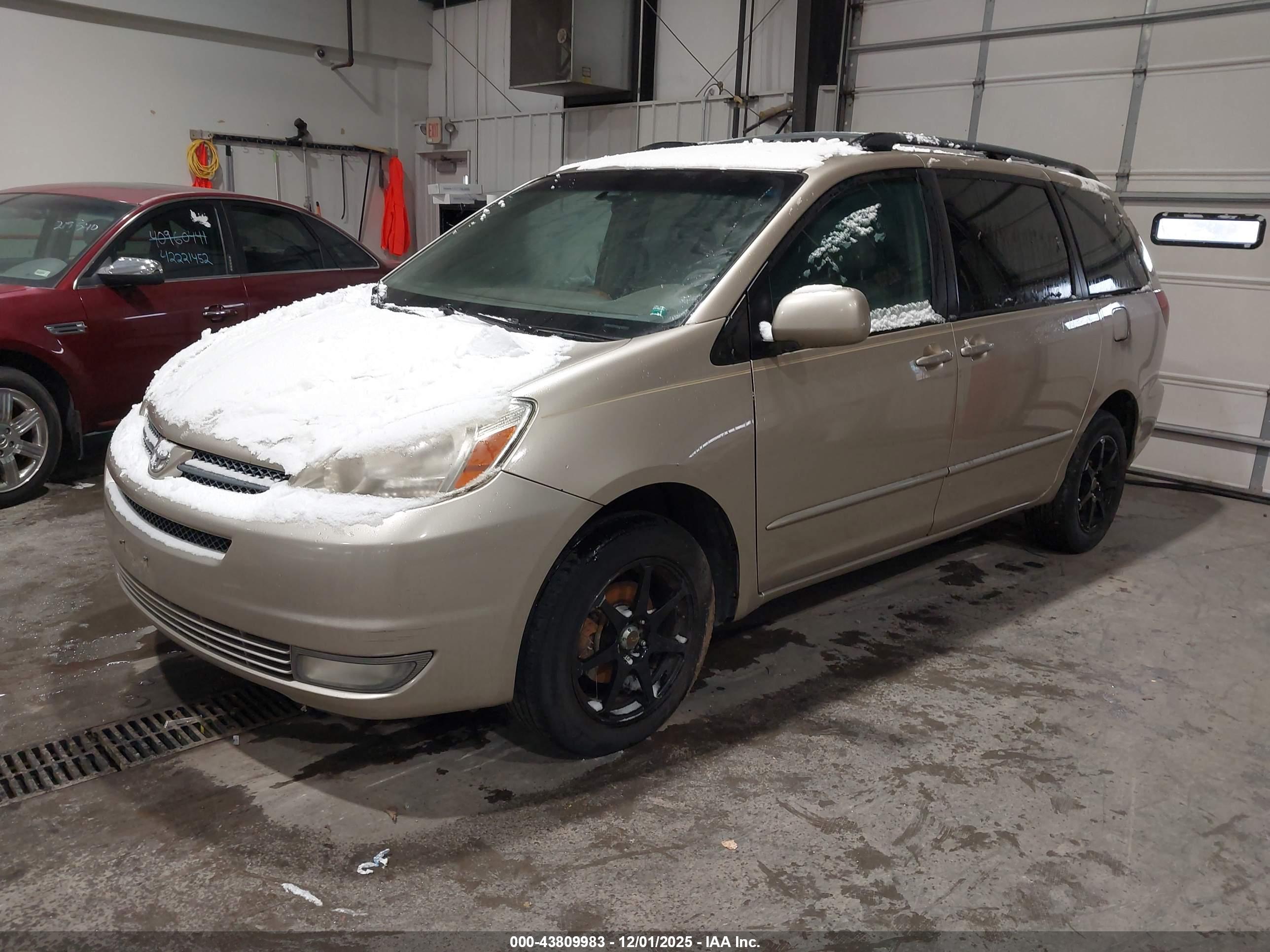 TOYOTA SIENNA image 2