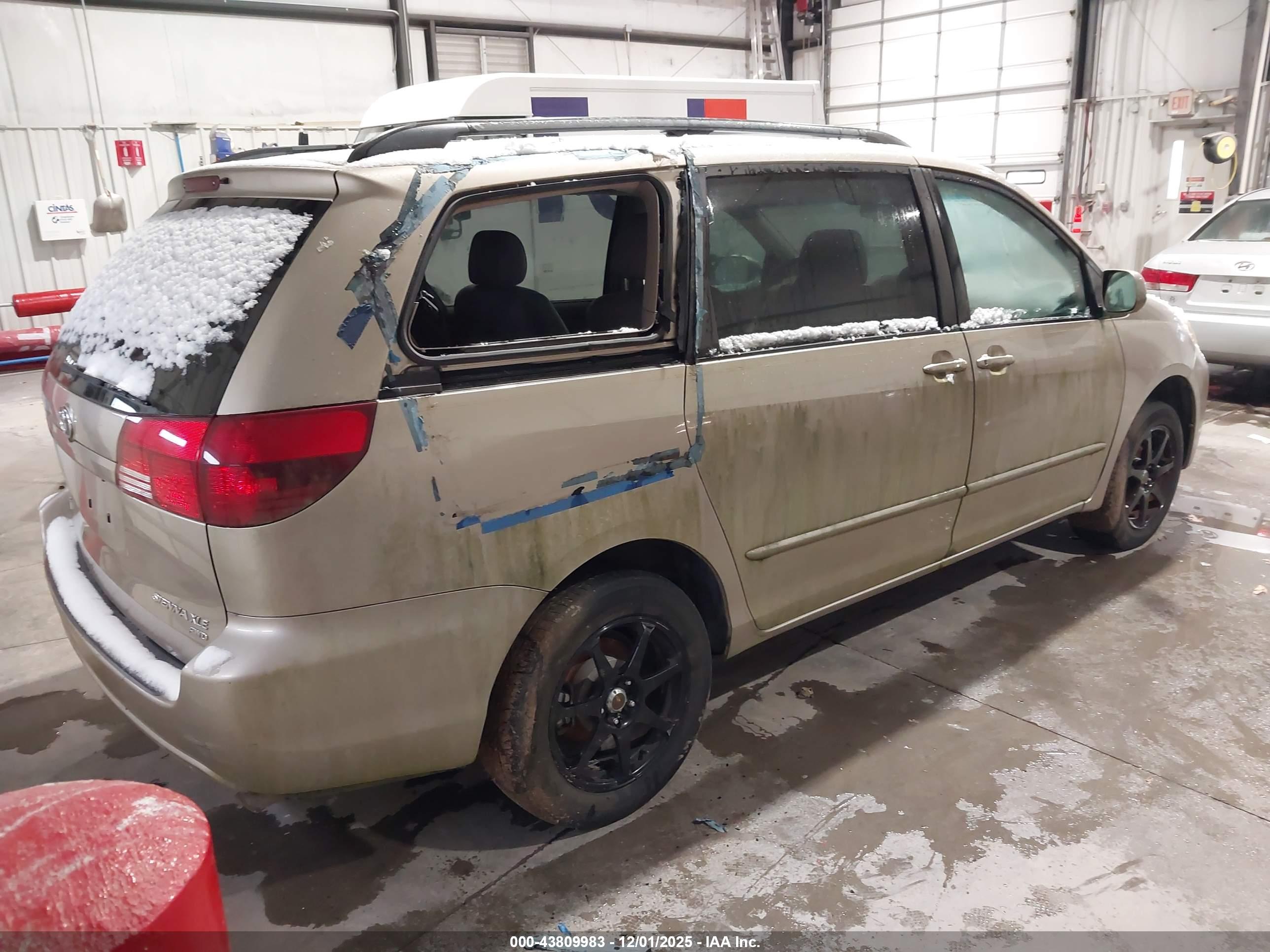 TOYOTA SIENNA image 4