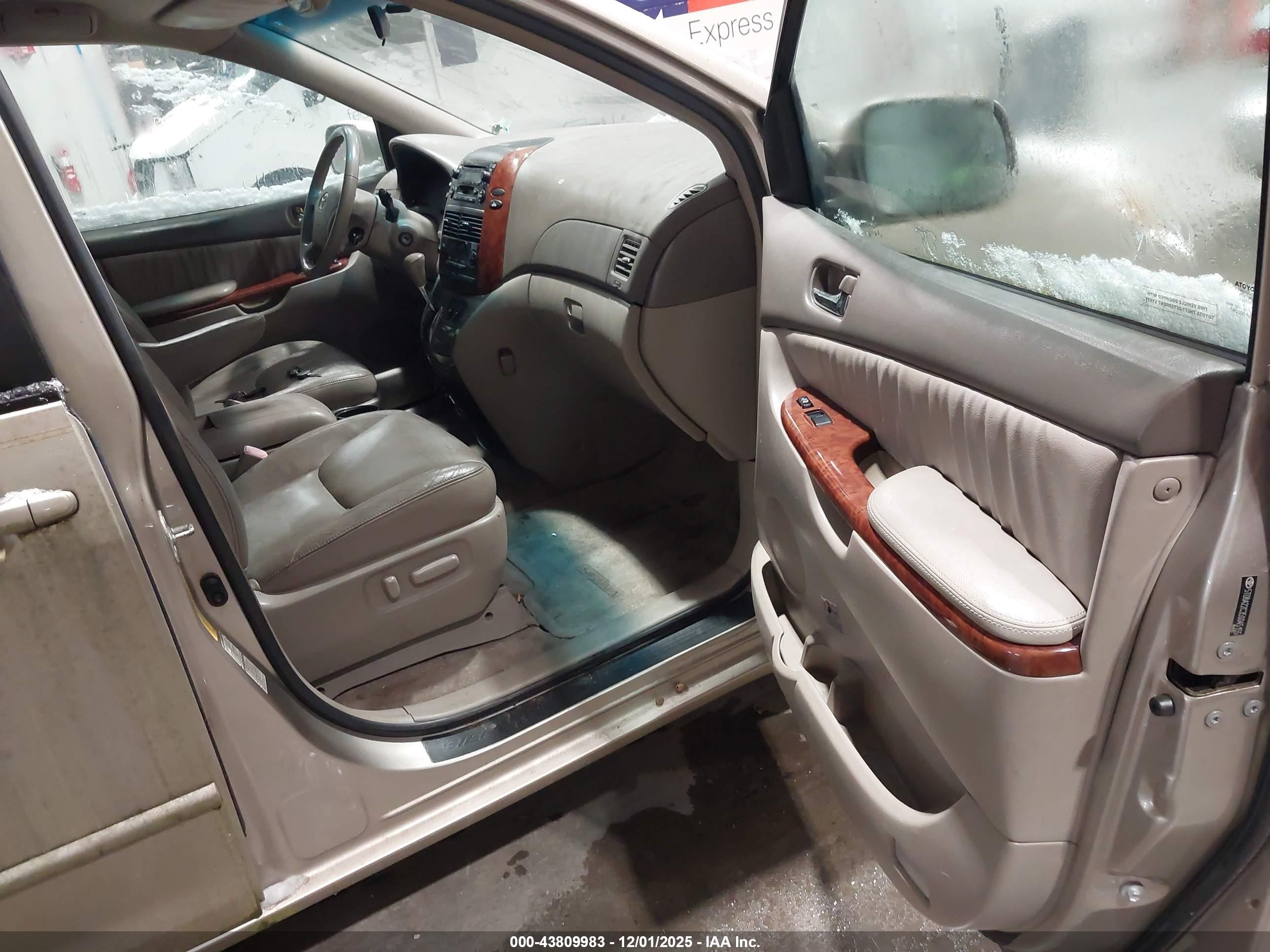 TOYOTA SIENNA image 5