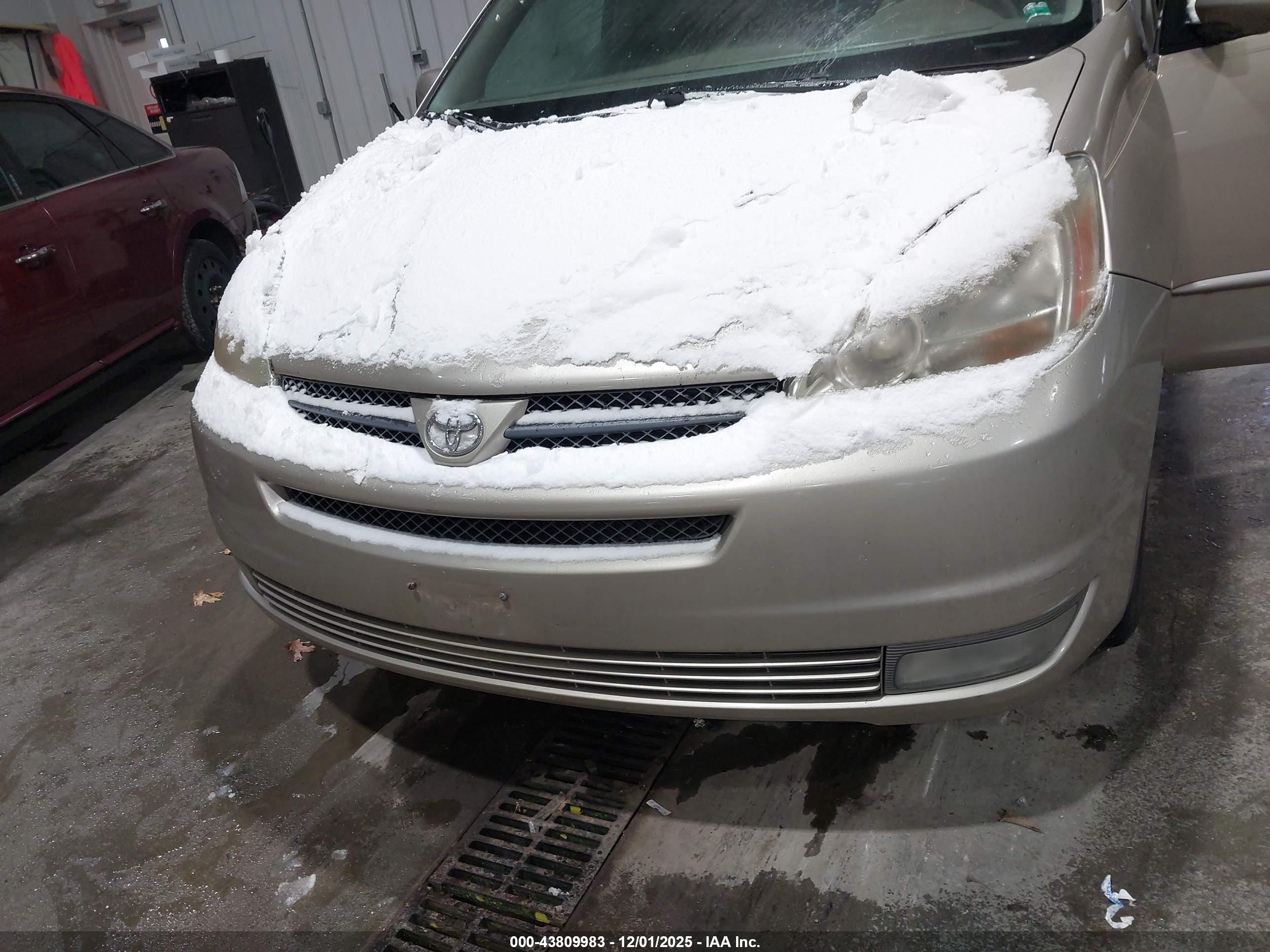 TOYOTA SIENNA image 6