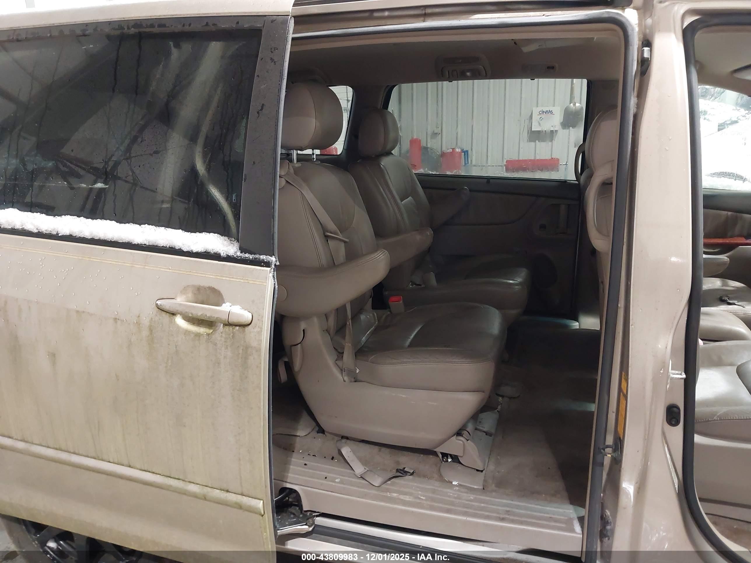 TOYOTA SIENNA image 8