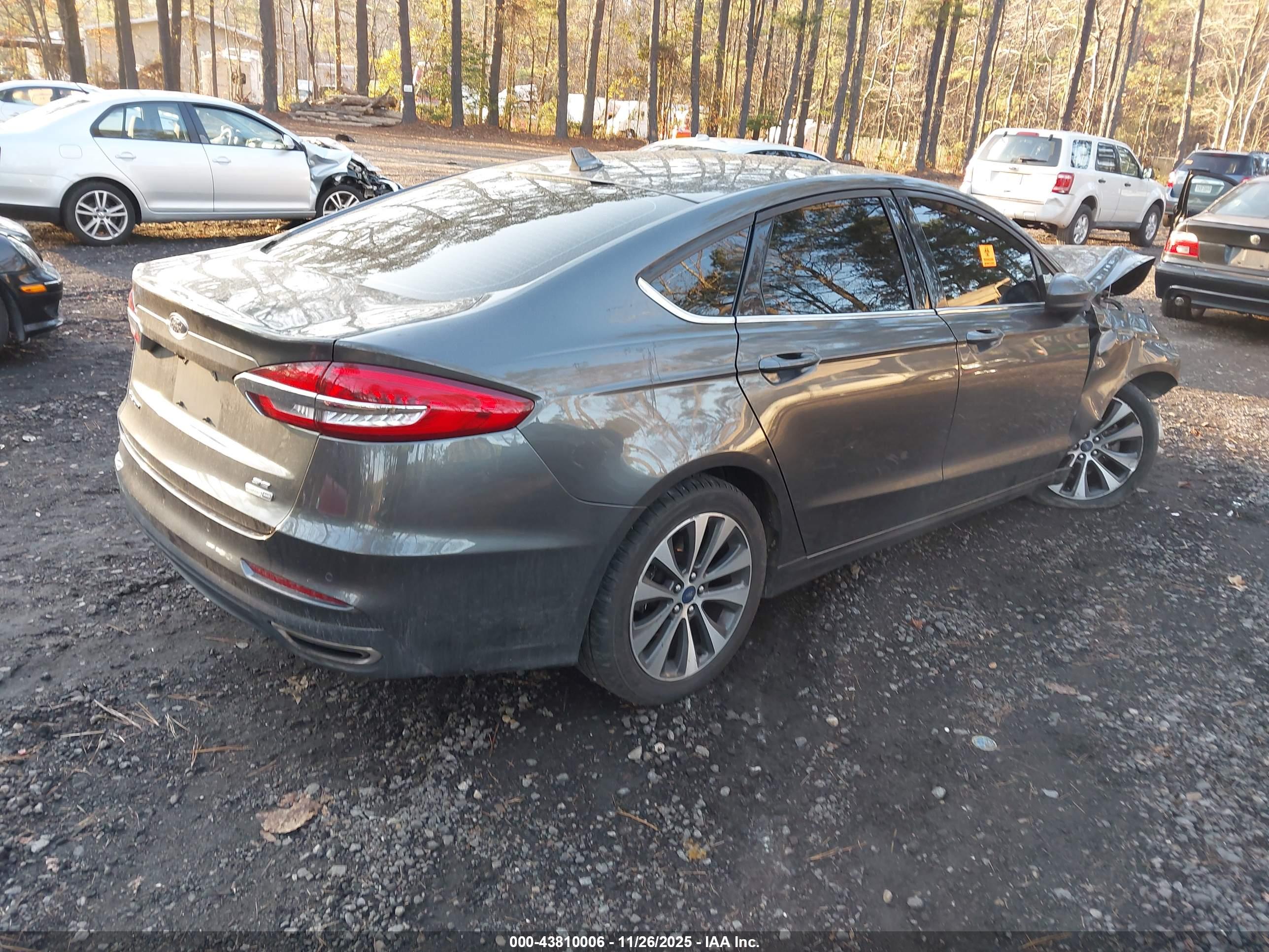 FORD FUSION image 4