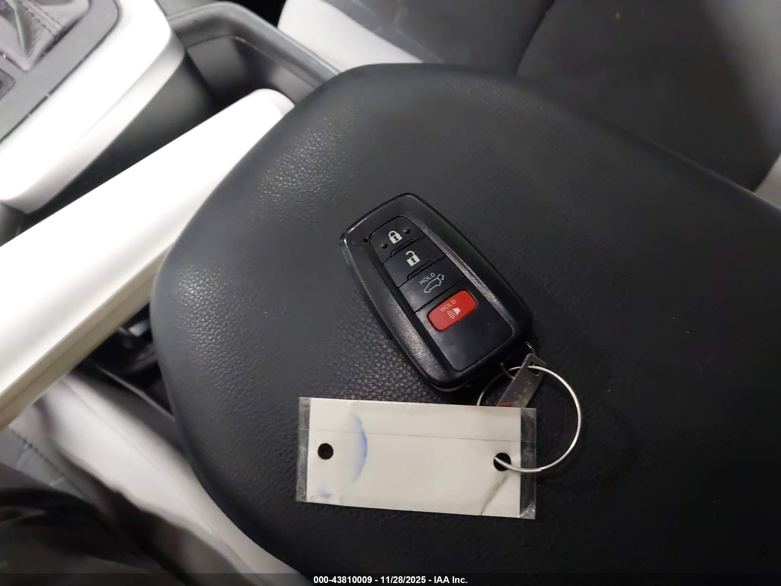 TOYOTA RAV4 image 11