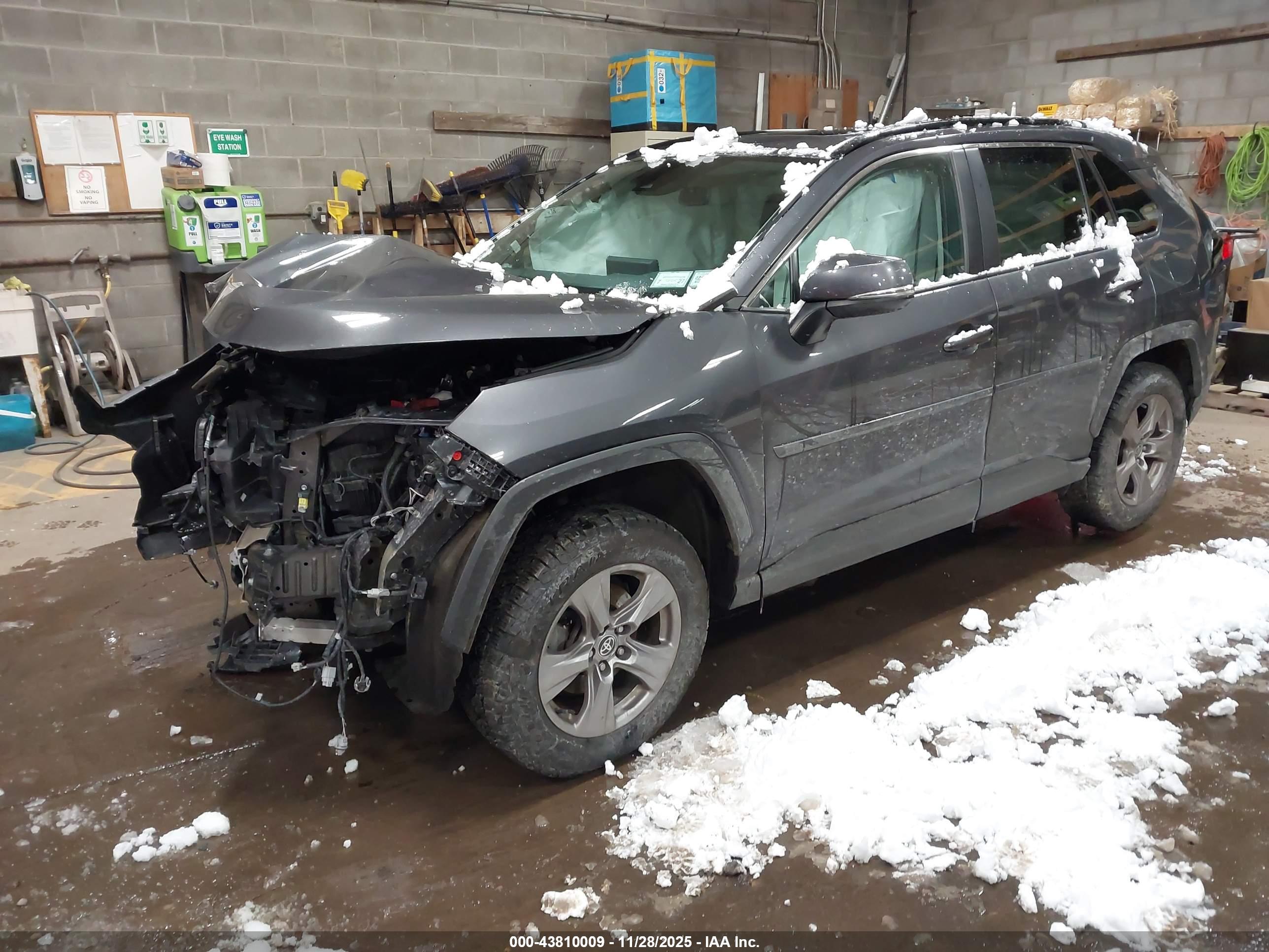 TOYOTA RAV4 image 2