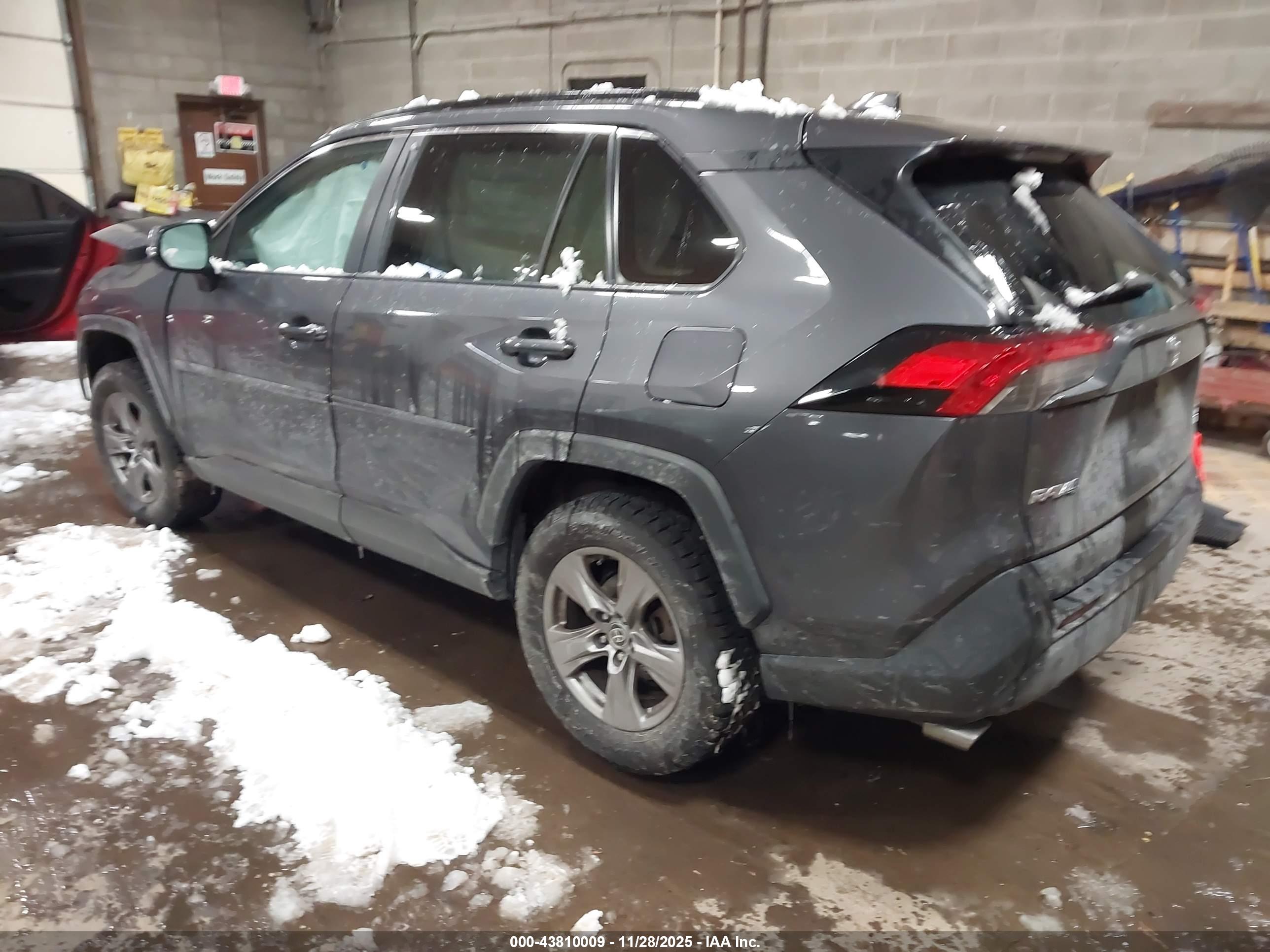 TOYOTA RAV4 image 3