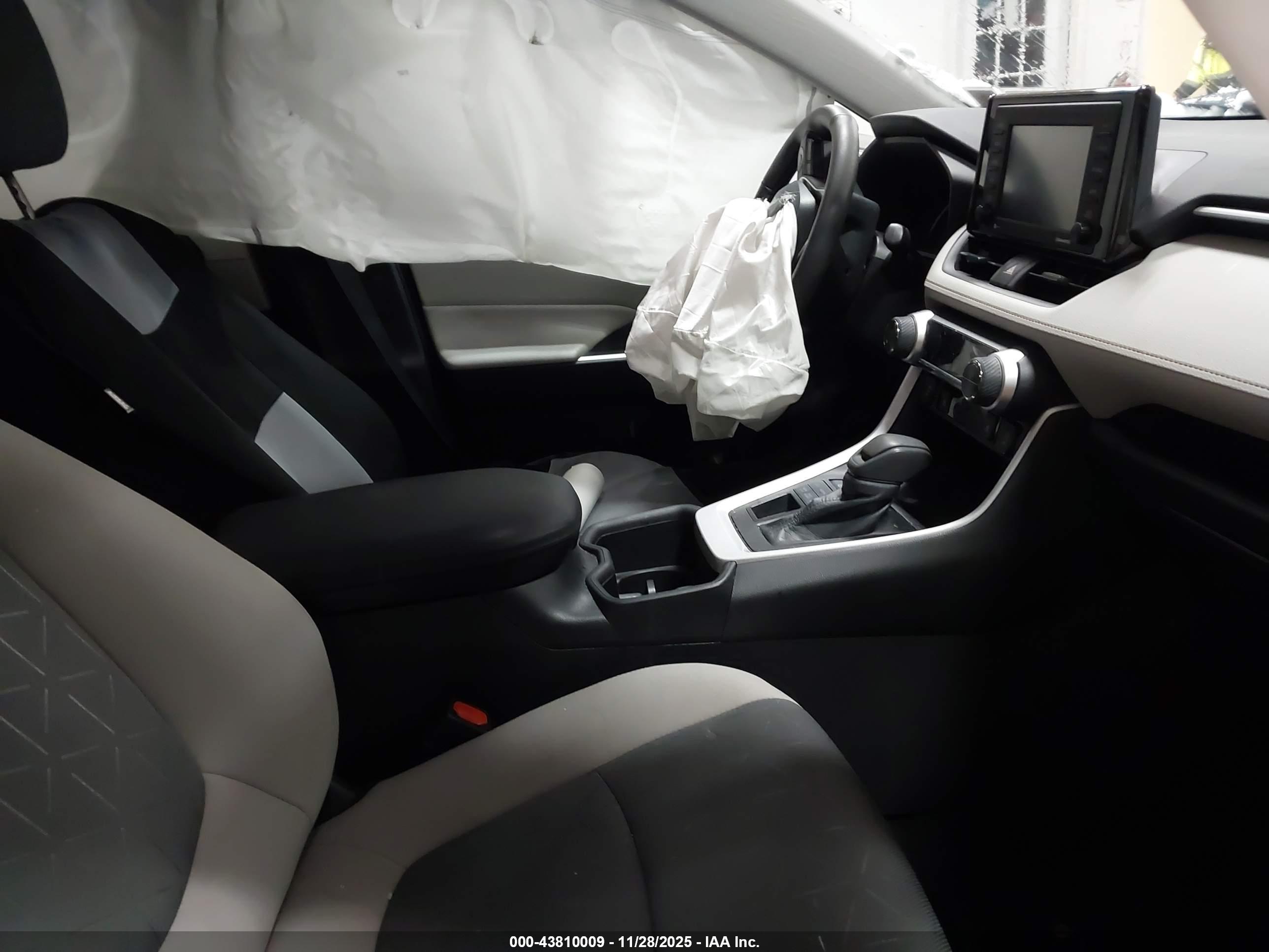 TOYOTA RAV4 image 5