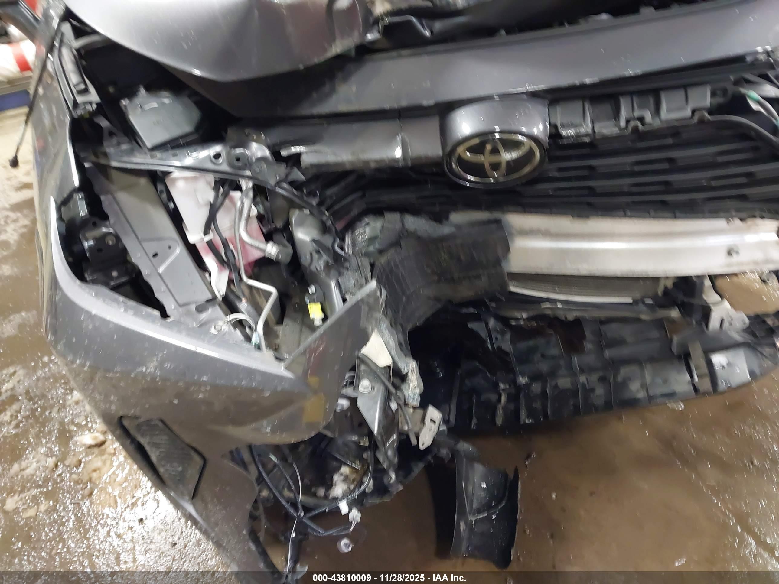 TOYOTA RAV4 image 6