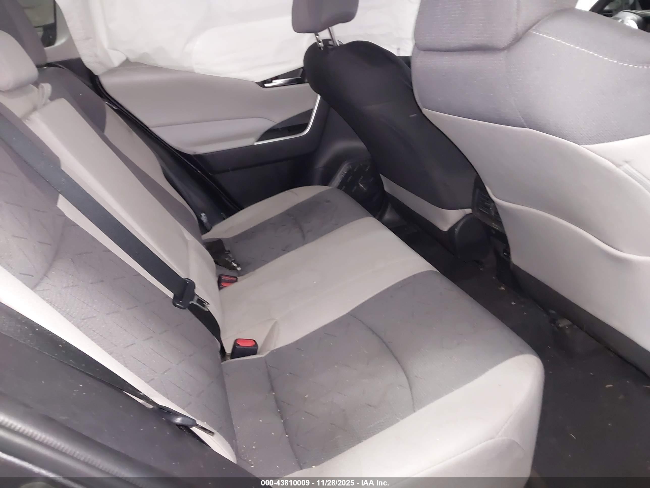 TOYOTA RAV4 image 8