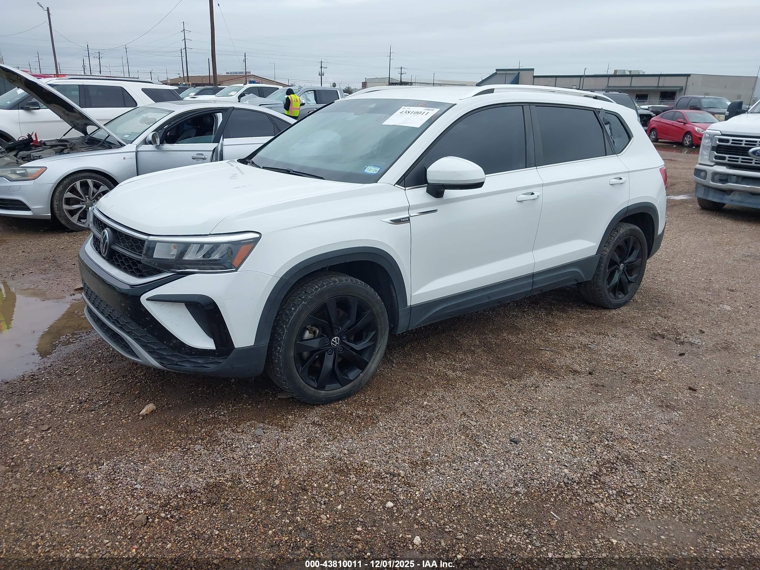 VOLKSWAGEN TAOS image 2
