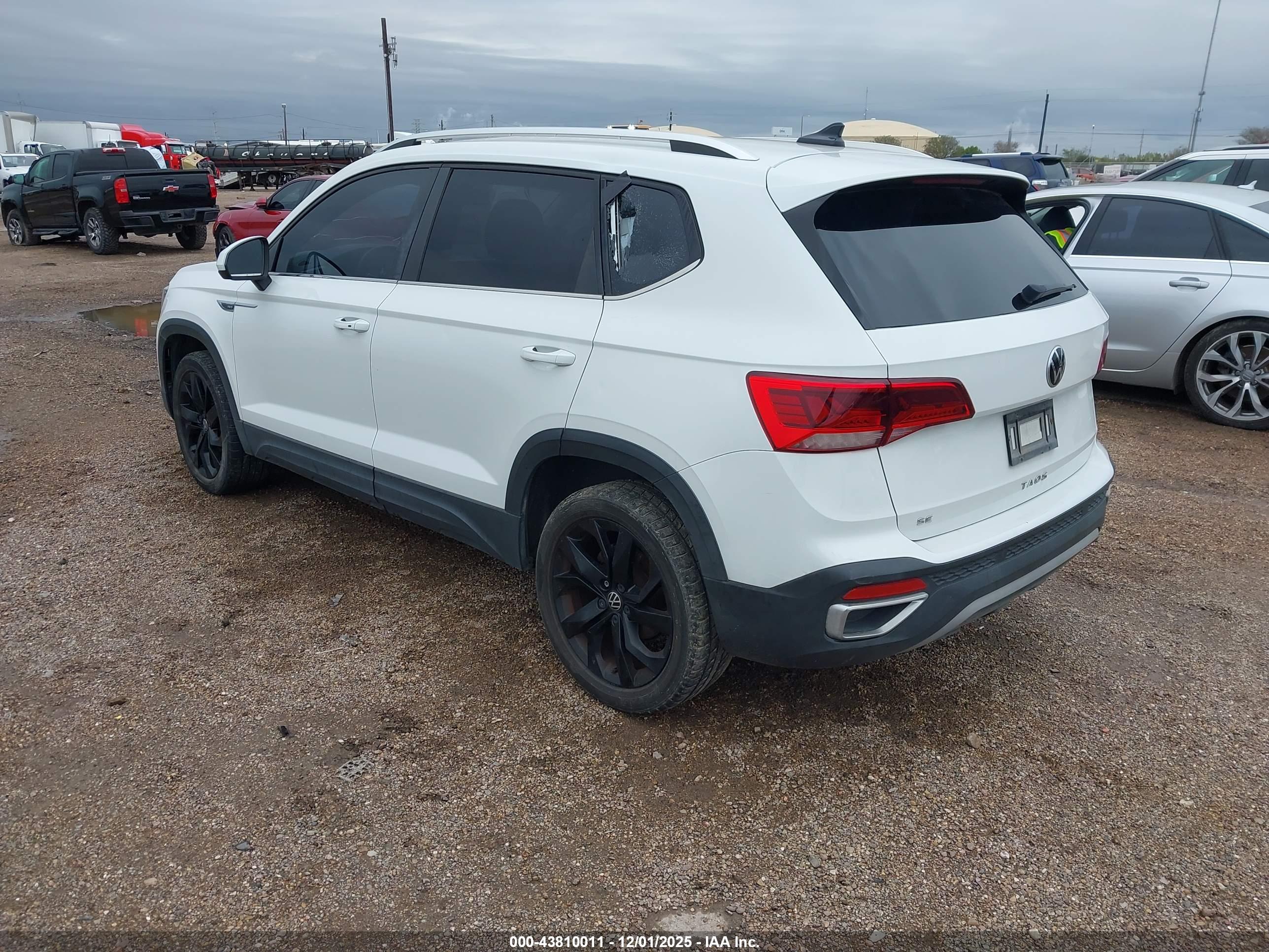 VOLKSWAGEN TAOS image 3