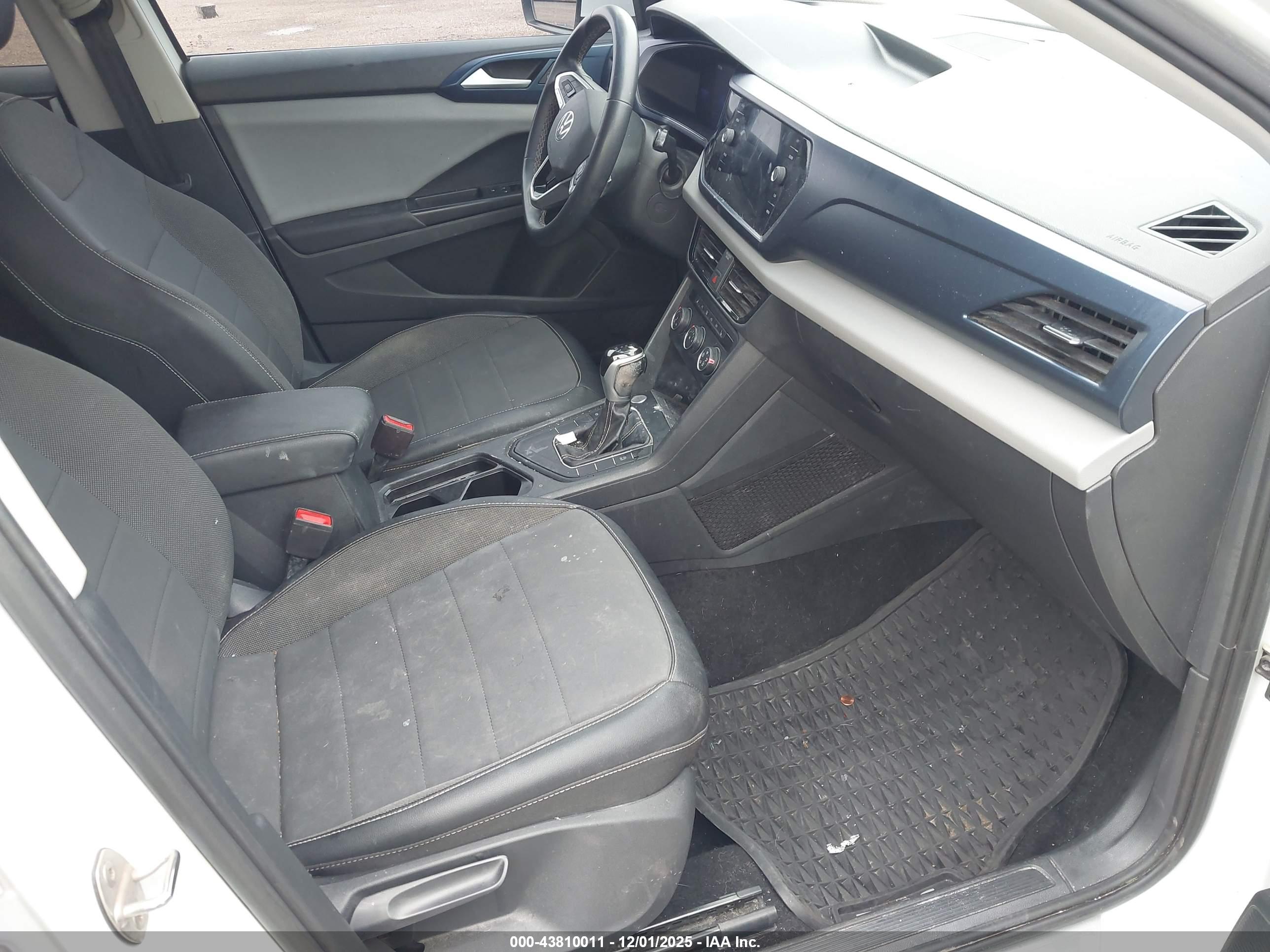 VOLKSWAGEN TAOS image 5