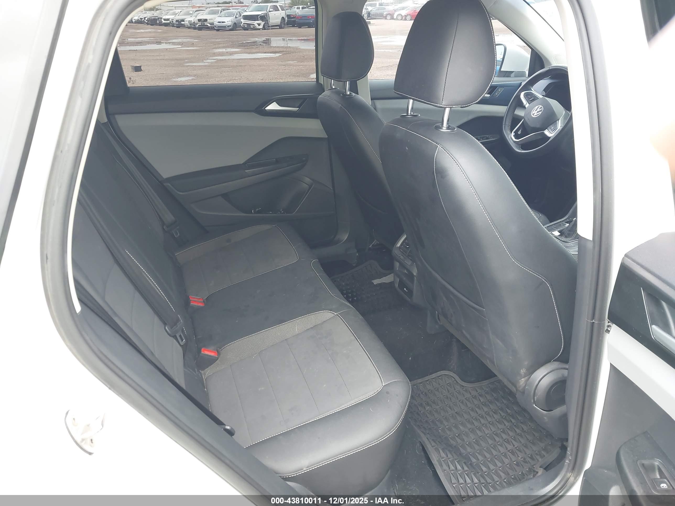 VOLKSWAGEN TAOS image 8