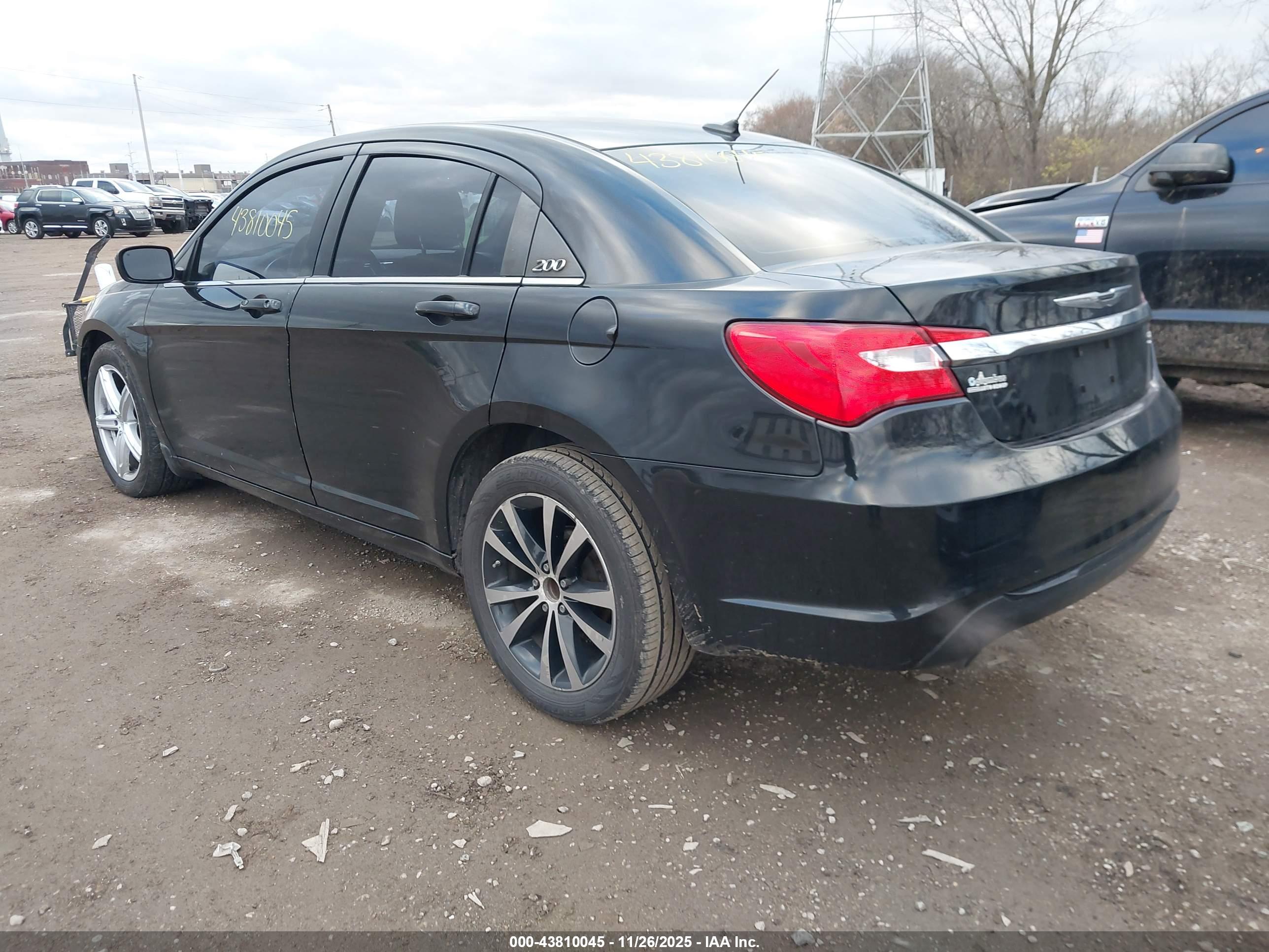 CHRYSLER 200 image 3