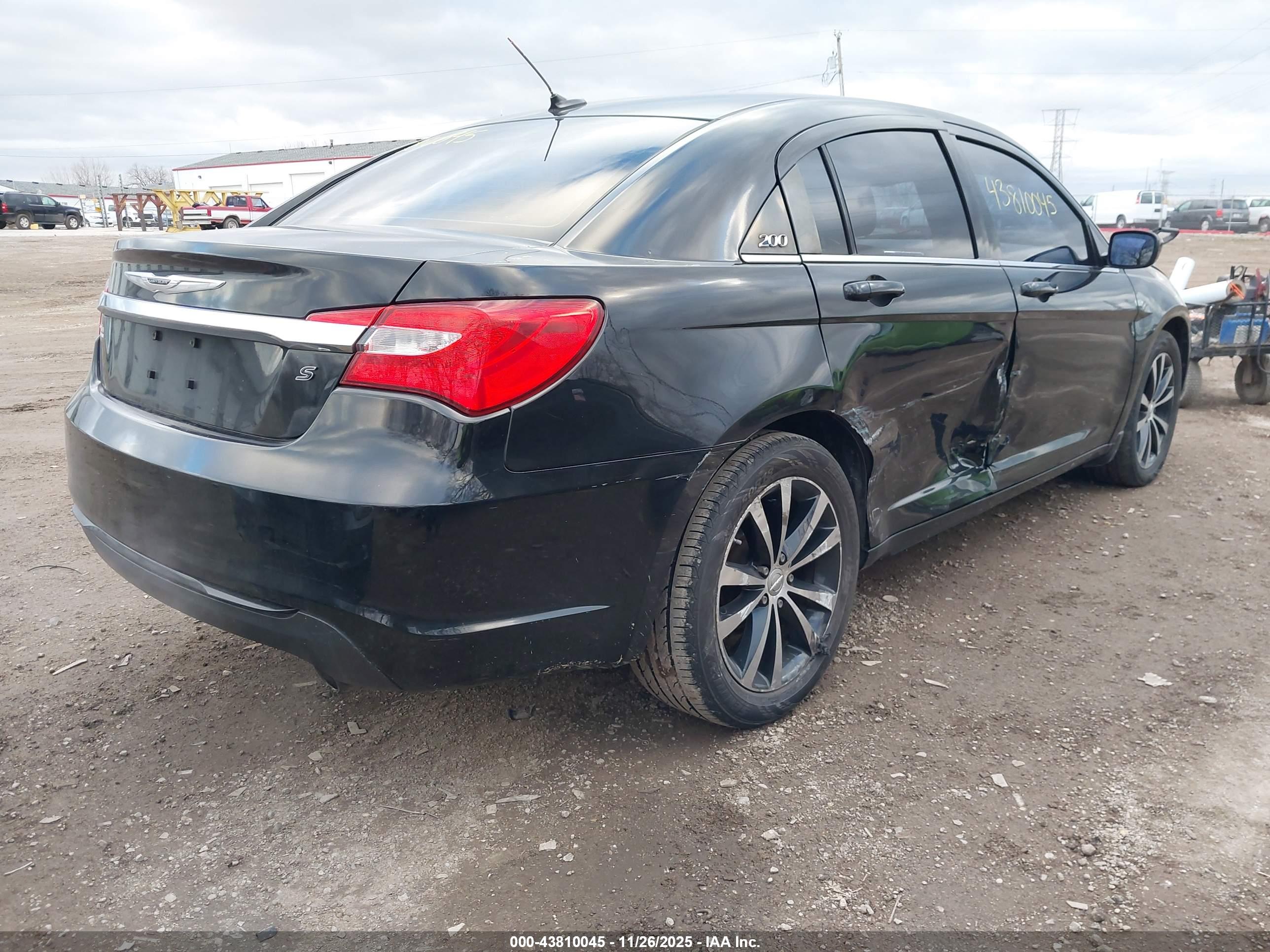 CHRYSLER 200 image 4