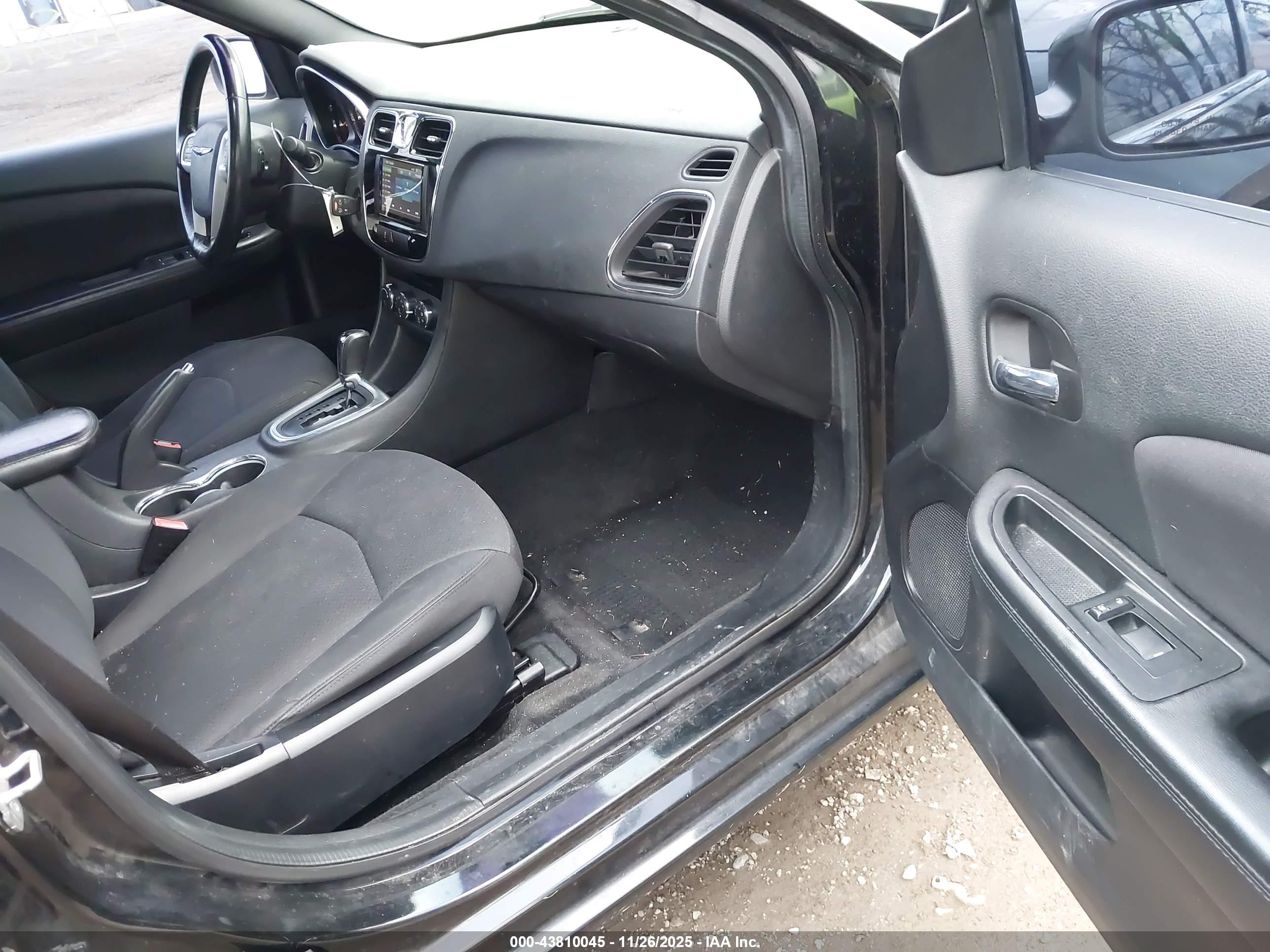CHRYSLER 200 image 5