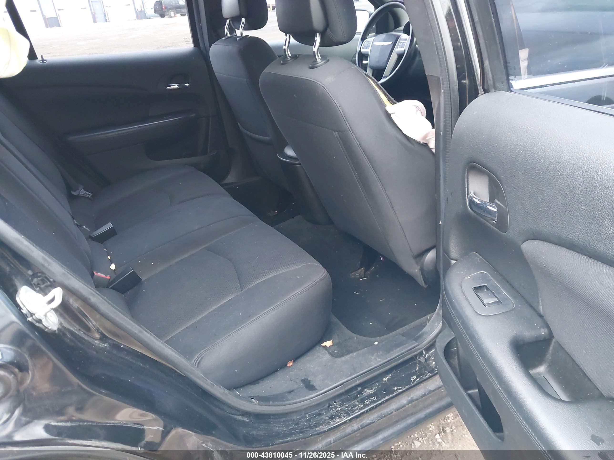 CHRYSLER 200 image 8