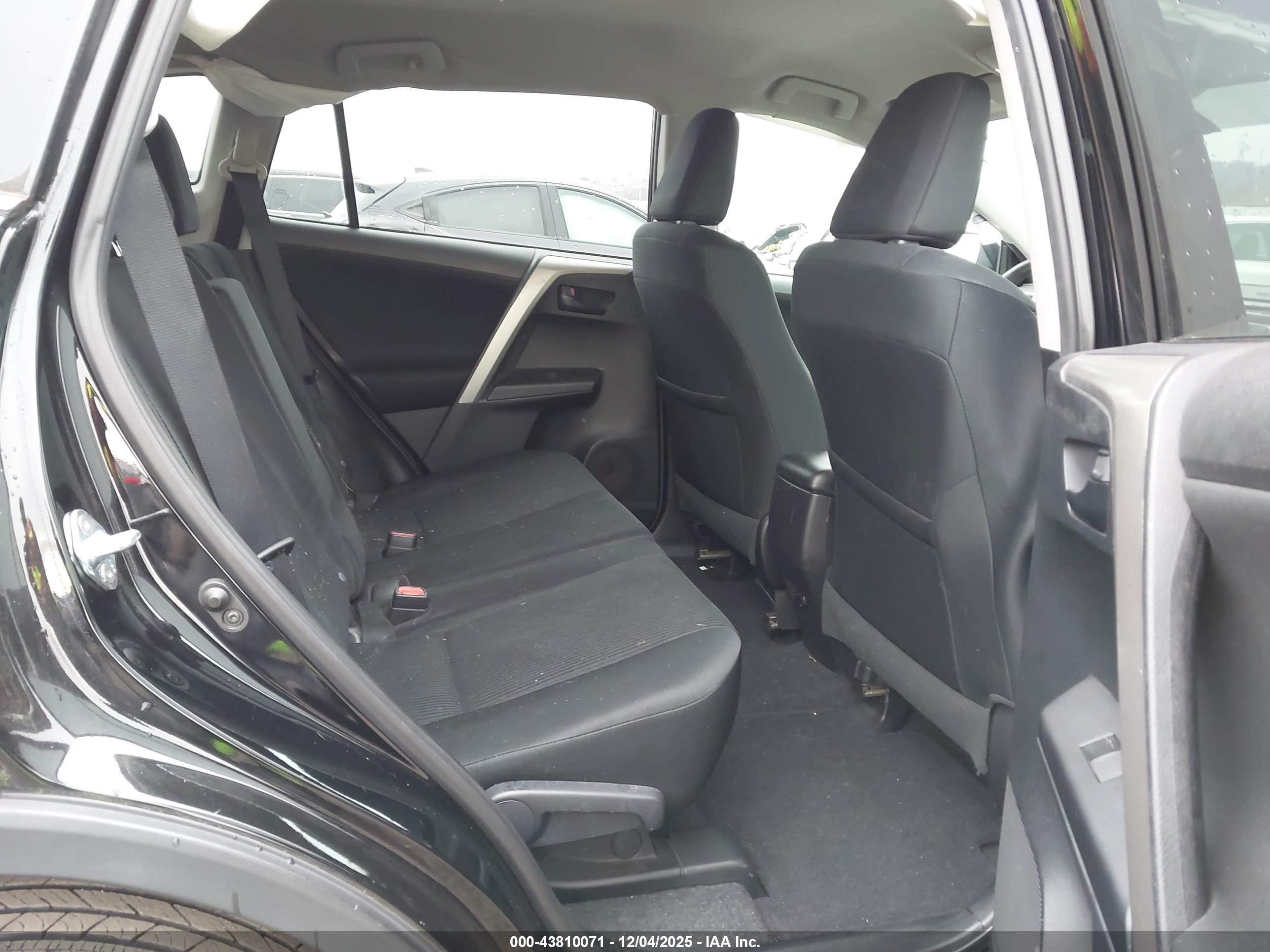 TOYOTA RAV4 image 8