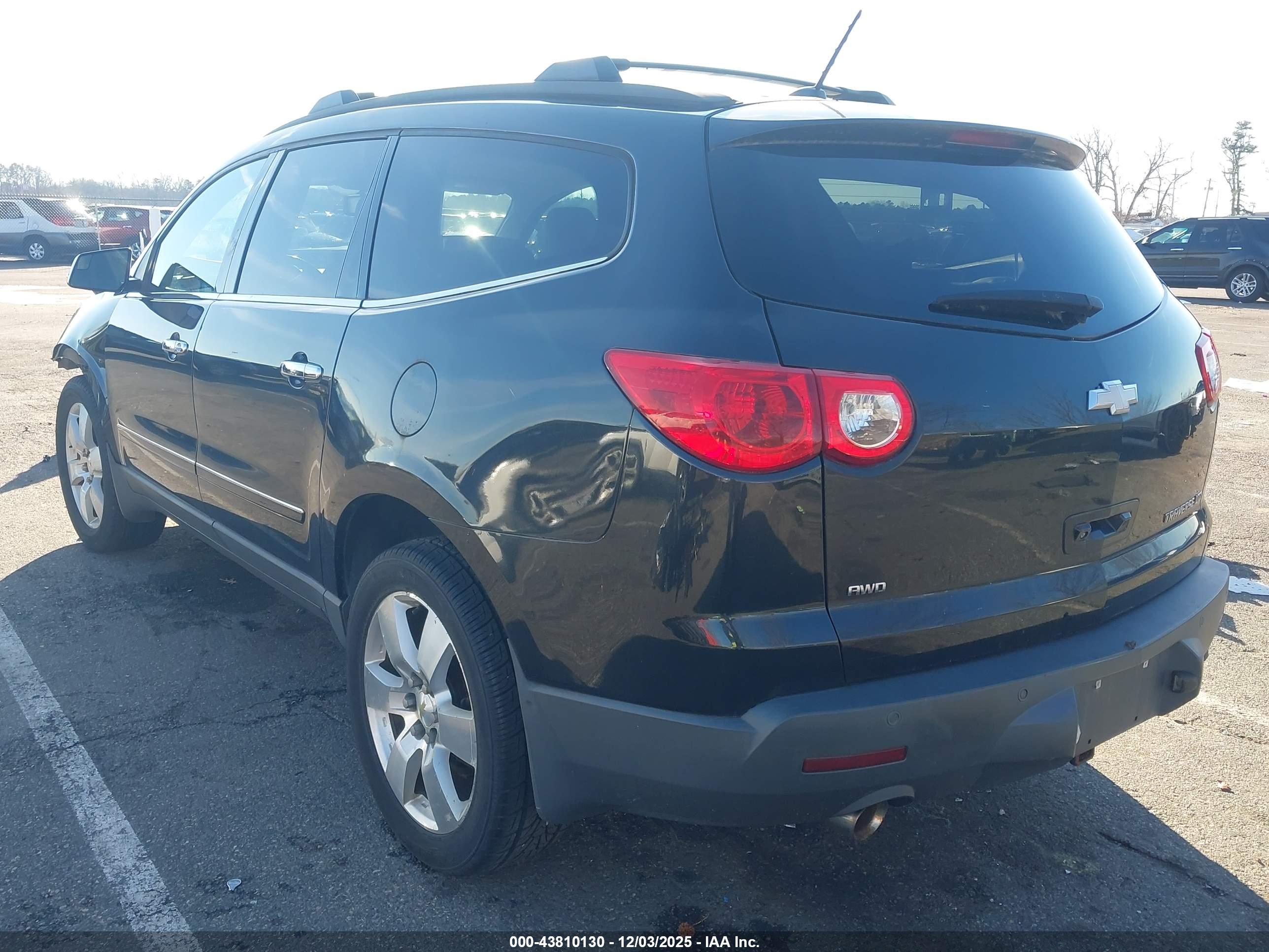 CHEVROLET TRAVERSE image 3