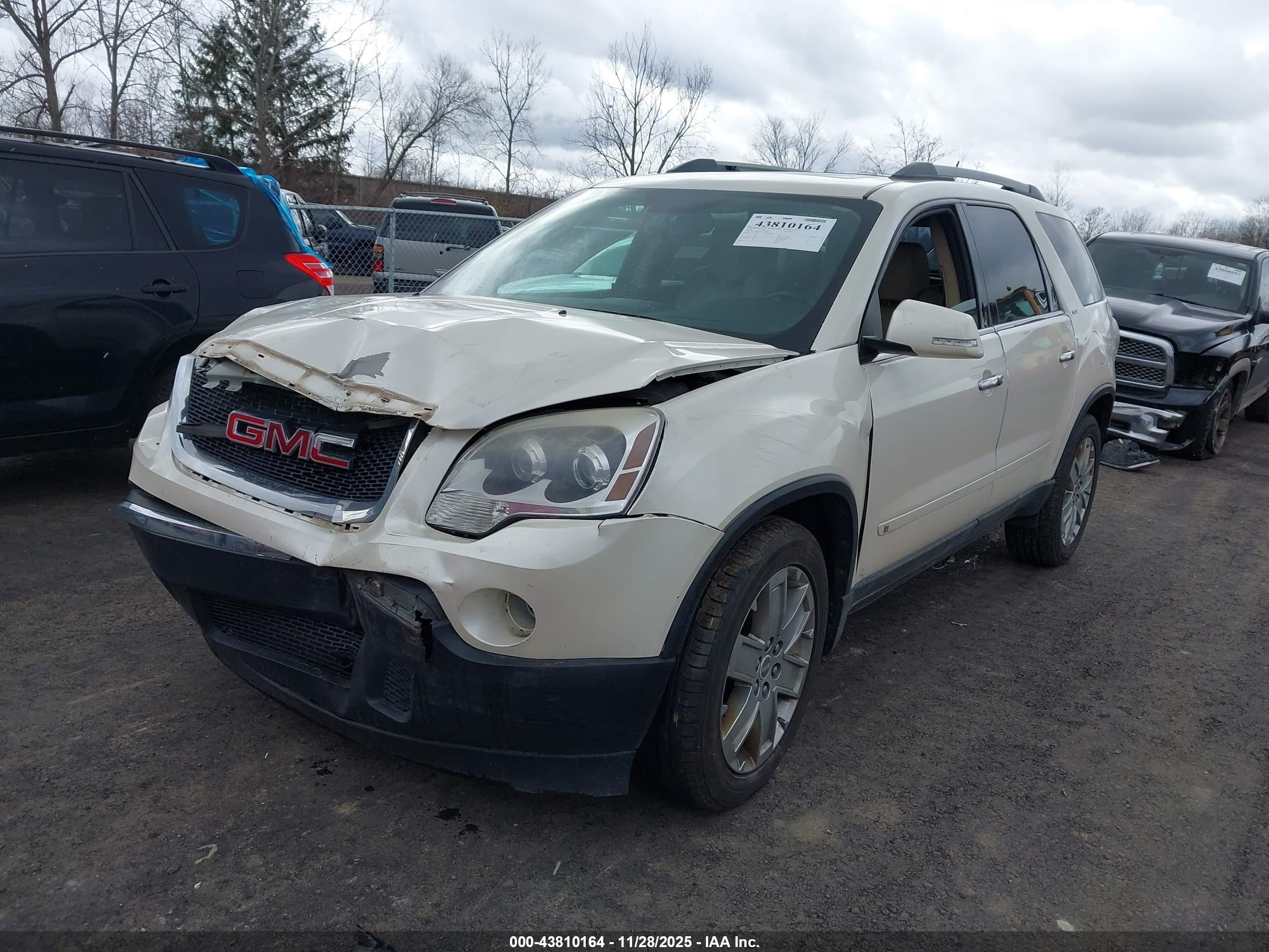 GMC ACADIA image 2