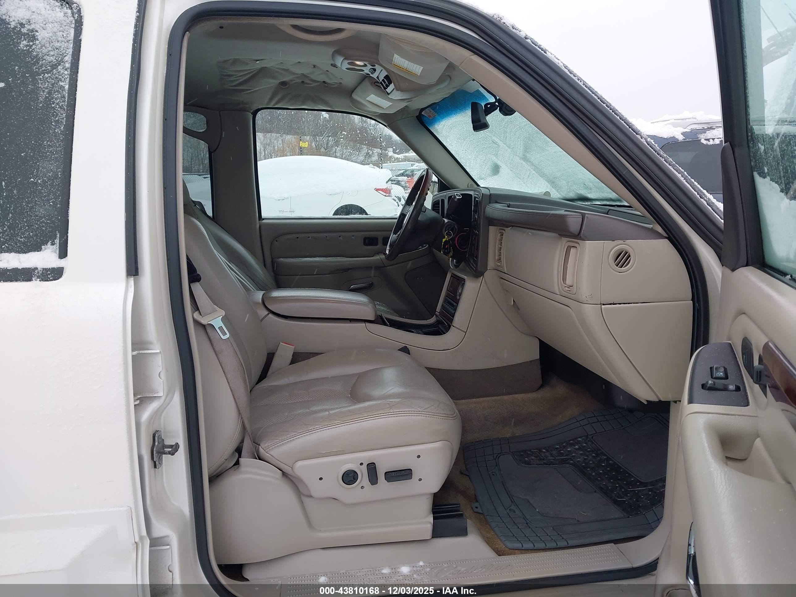 CADILLAC ESCALADE image 5