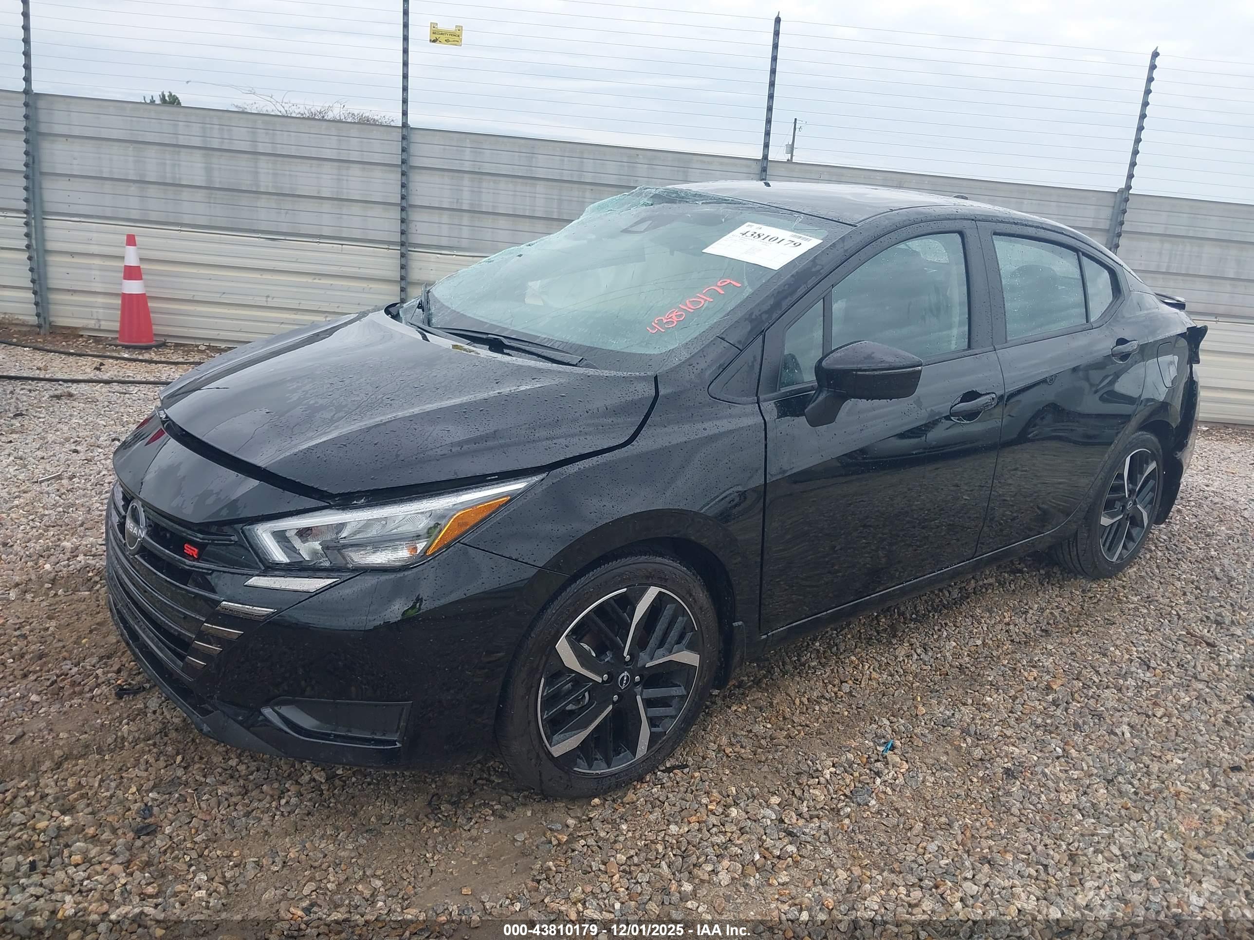NISSAN VERSA image 2