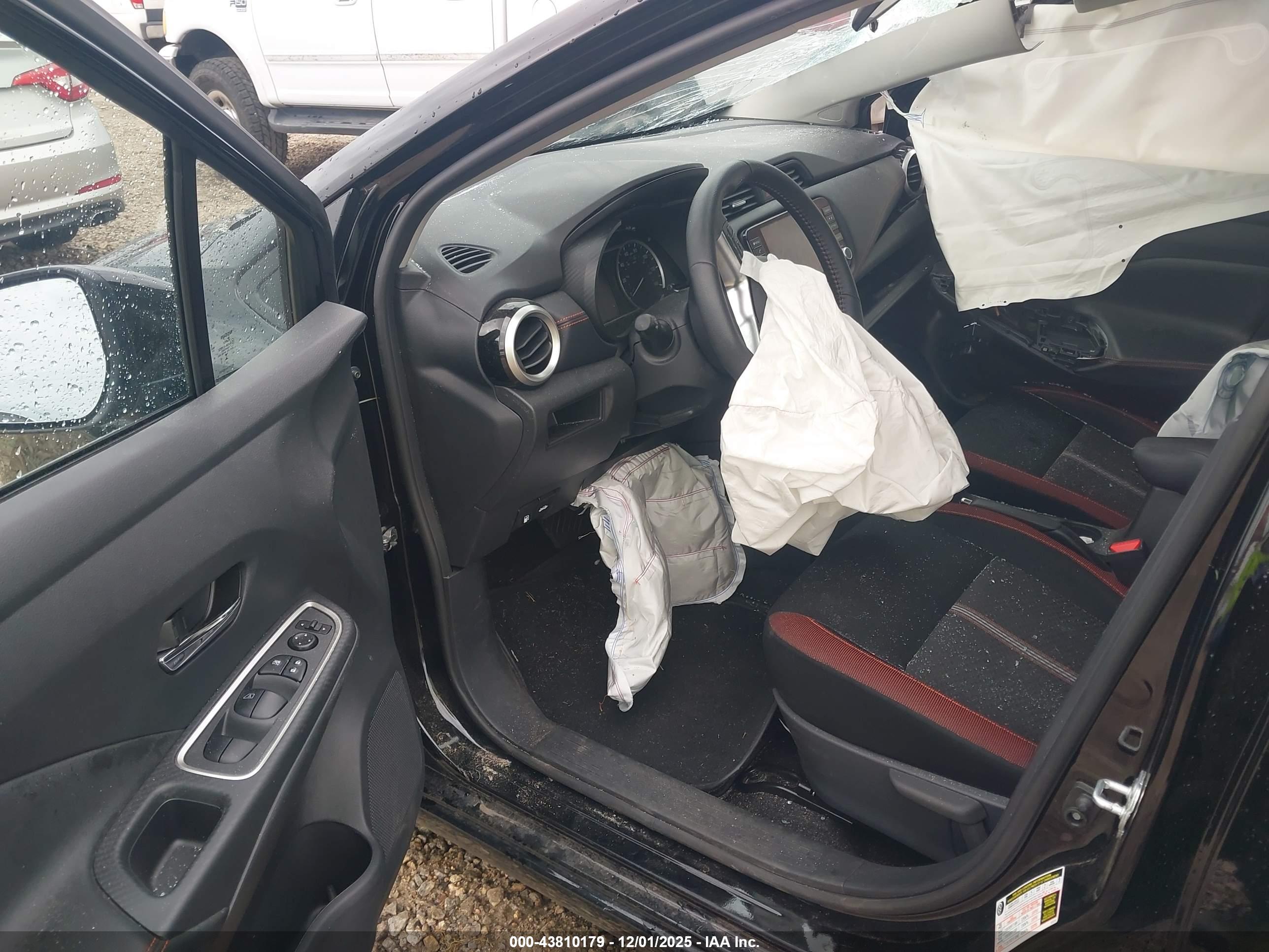NISSAN VERSA image 5