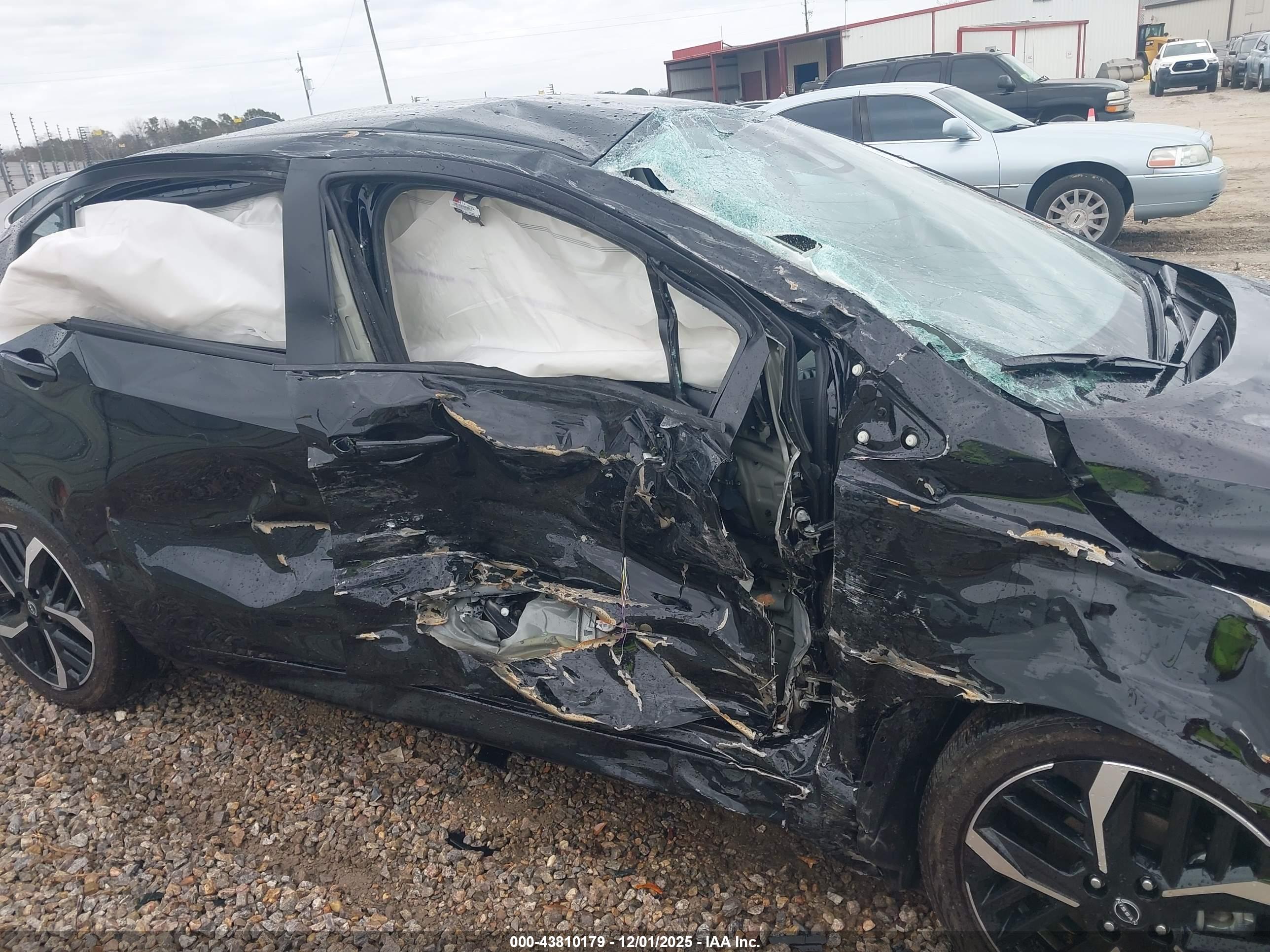 NISSAN VERSA image 6