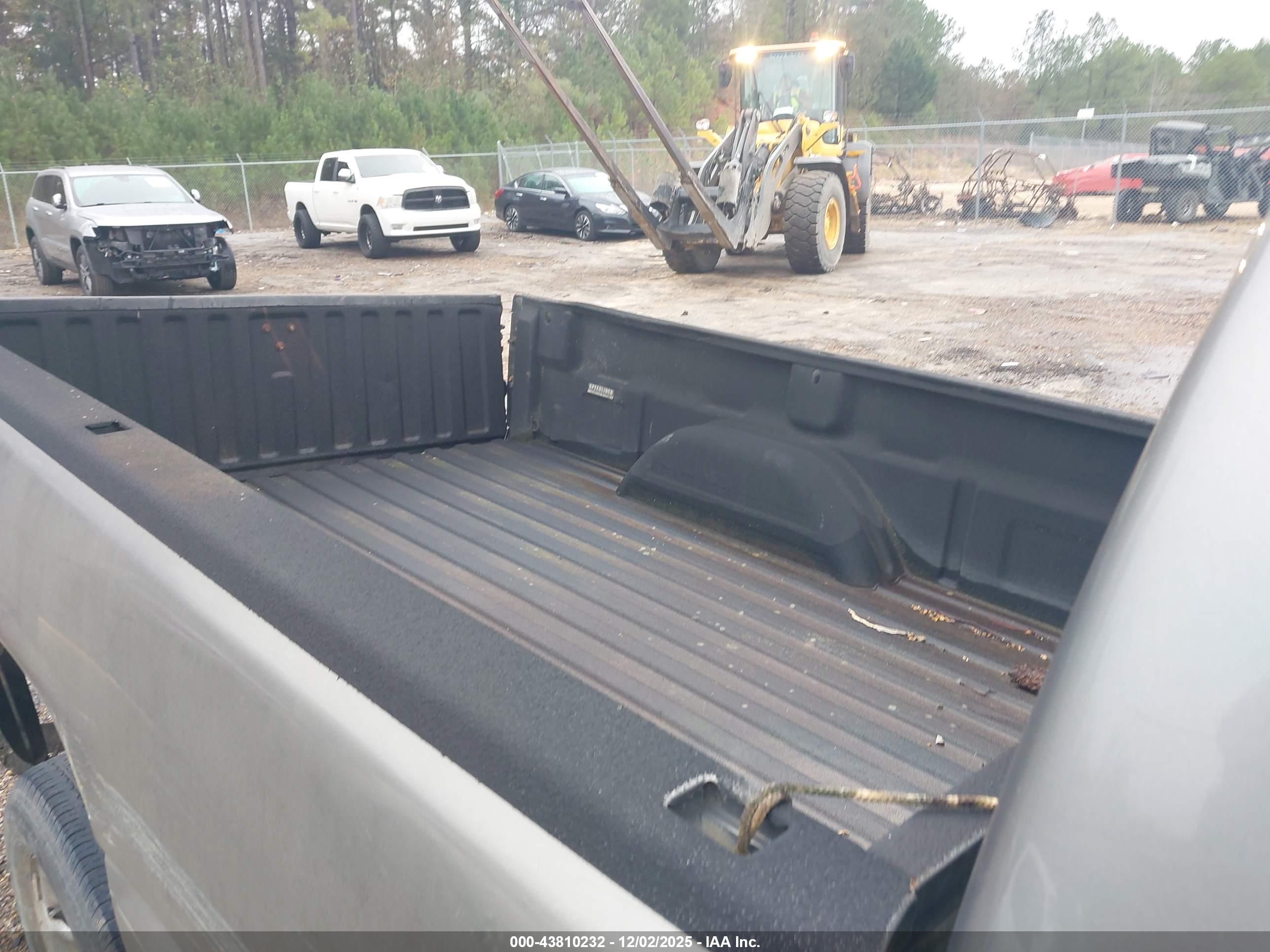CHEVROLET SILVERADO image 8