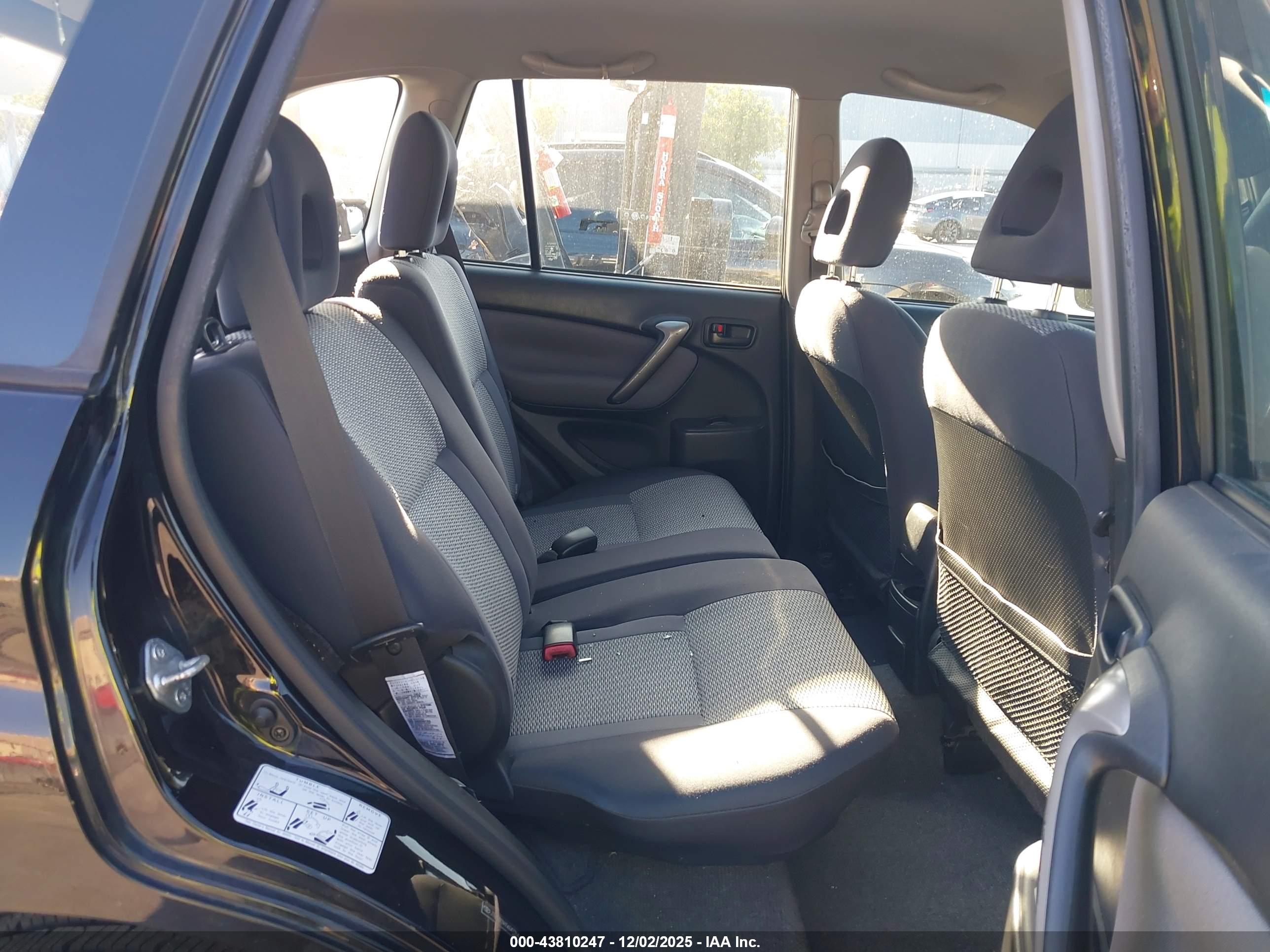 TOYOTA RAV4 image 8