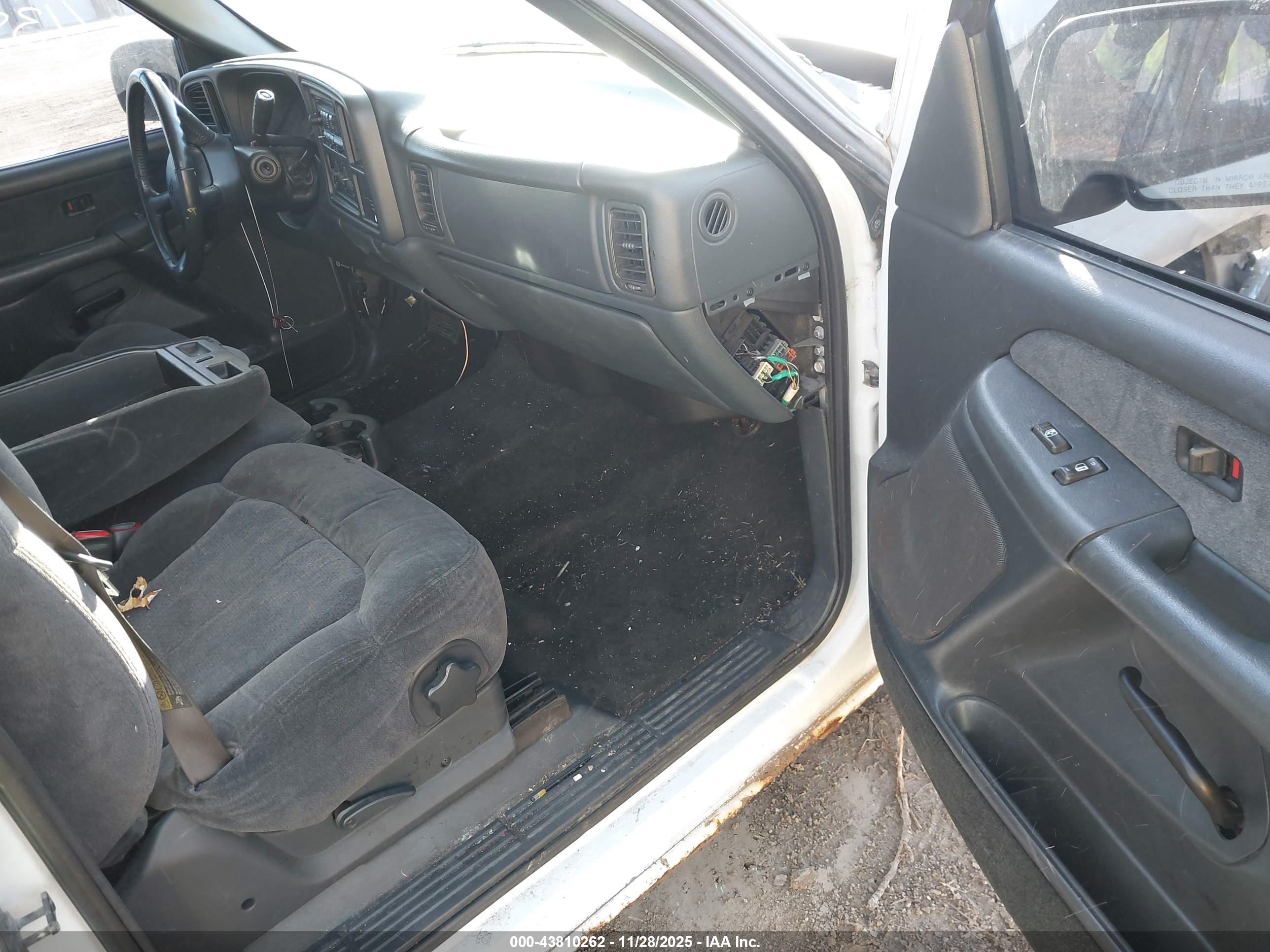 CHEVROLET SILVERADO image 5