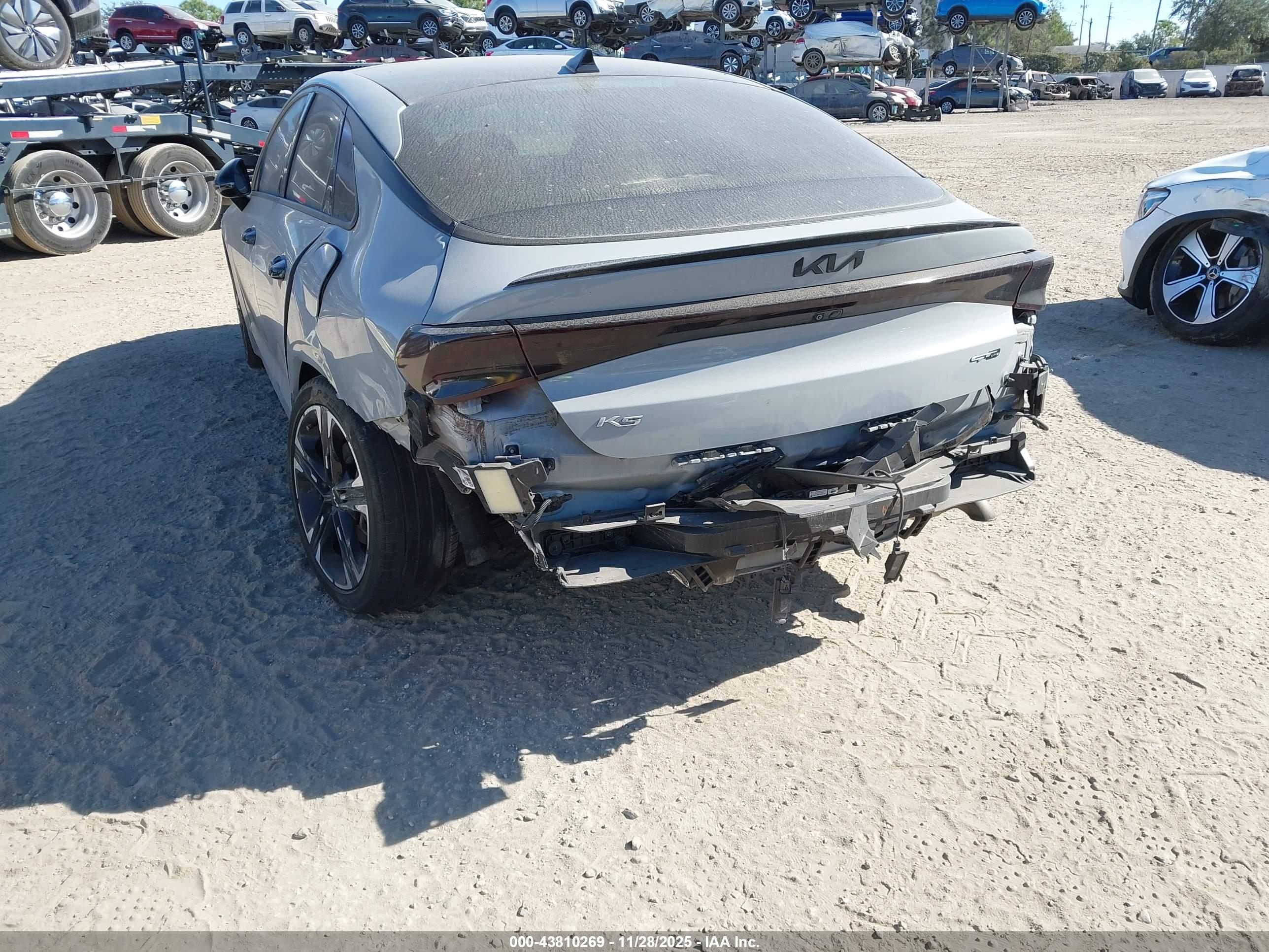 KIA K5 image 6