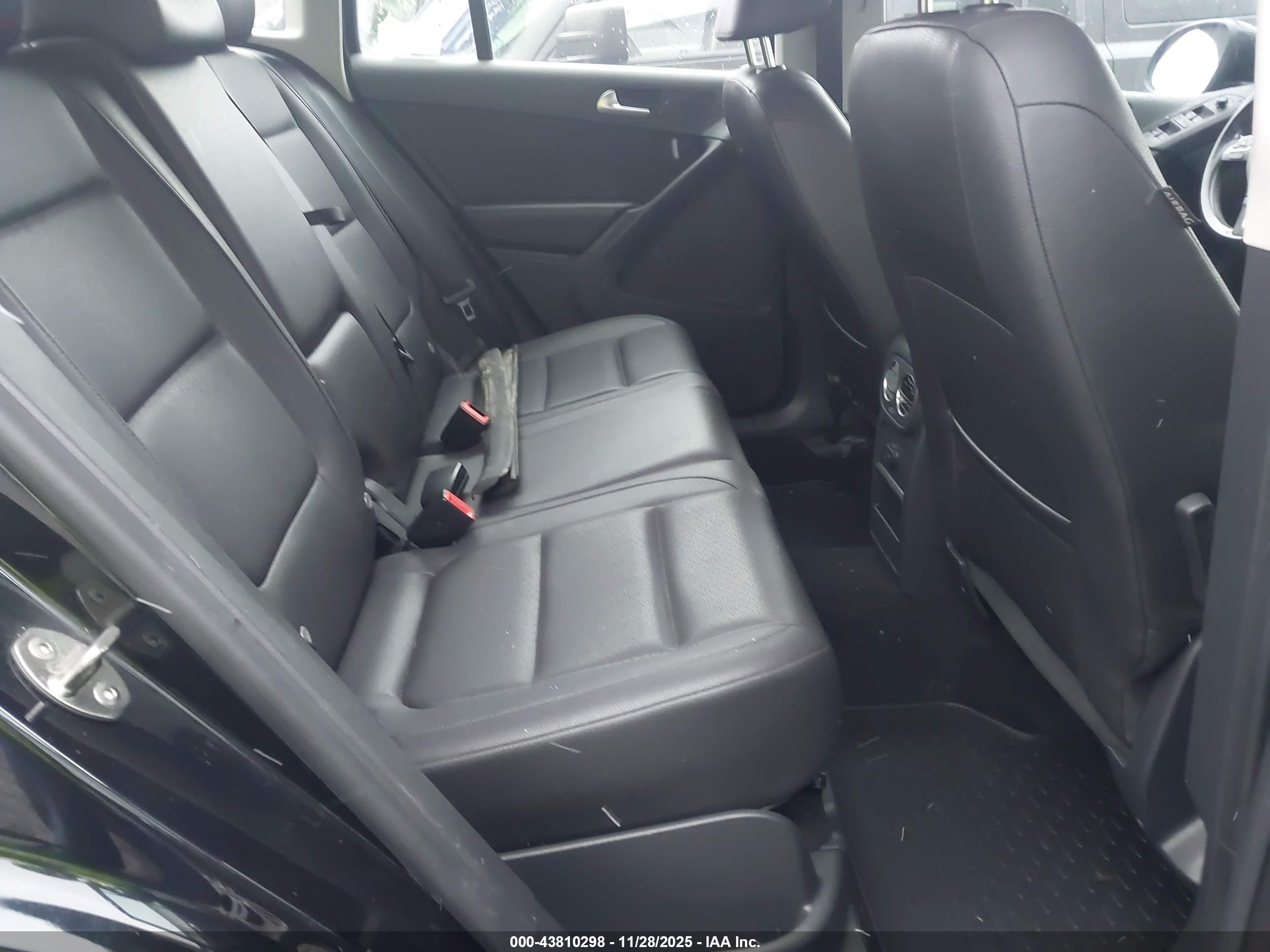 VOLKSWAGEN TIGUAN image 8