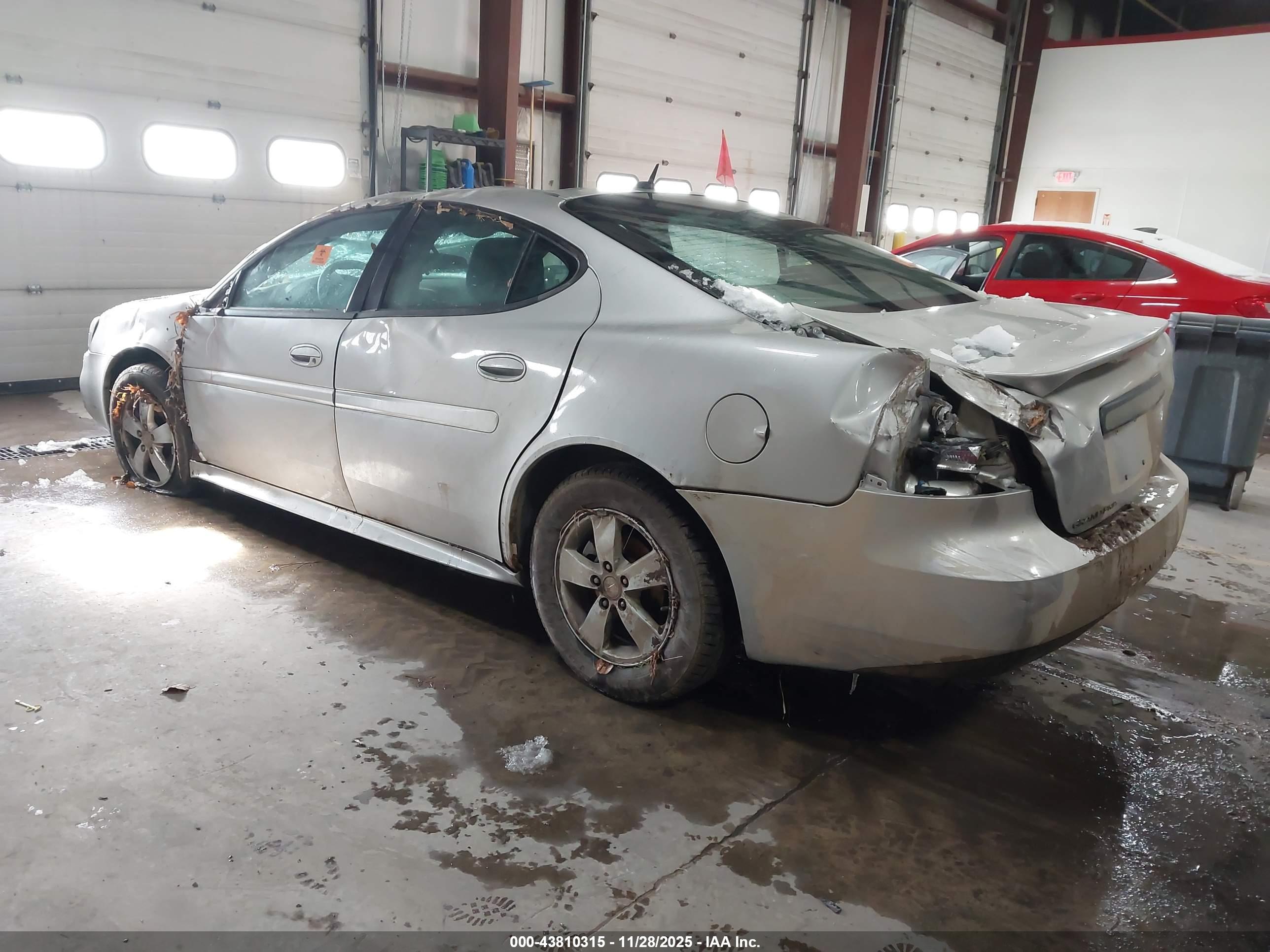 PONTIAC GRAND image 3