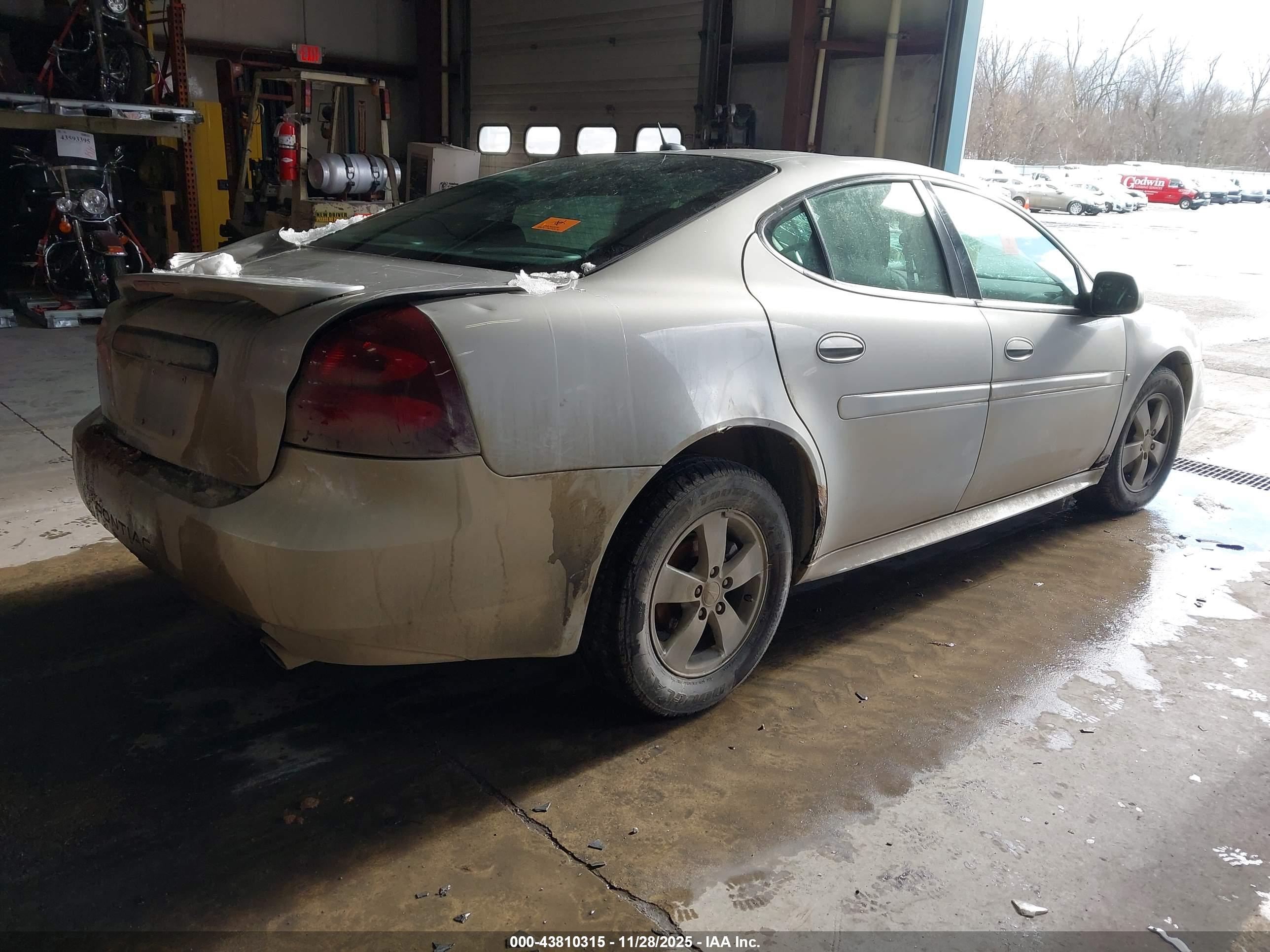 PONTIAC GRAND image 4