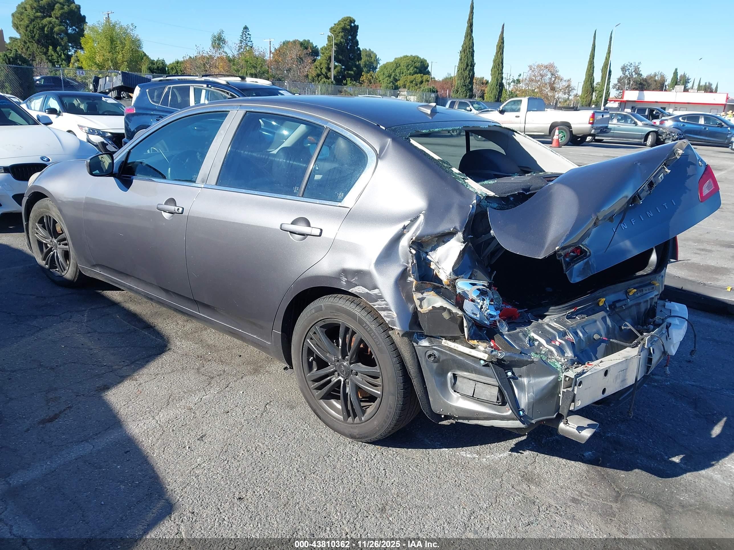 INFINITI G37 image 3
