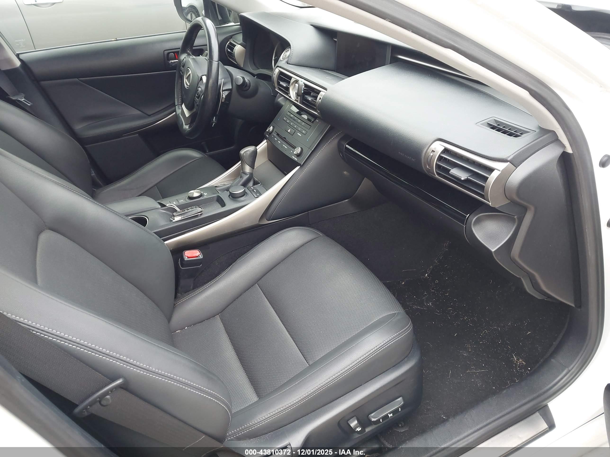 LEXUS IS image 5