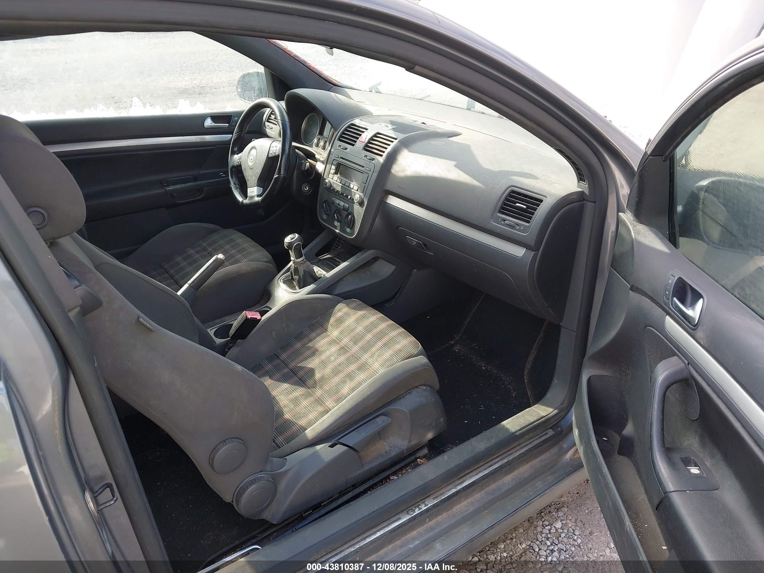VOLKSWAGEN GTI image 5