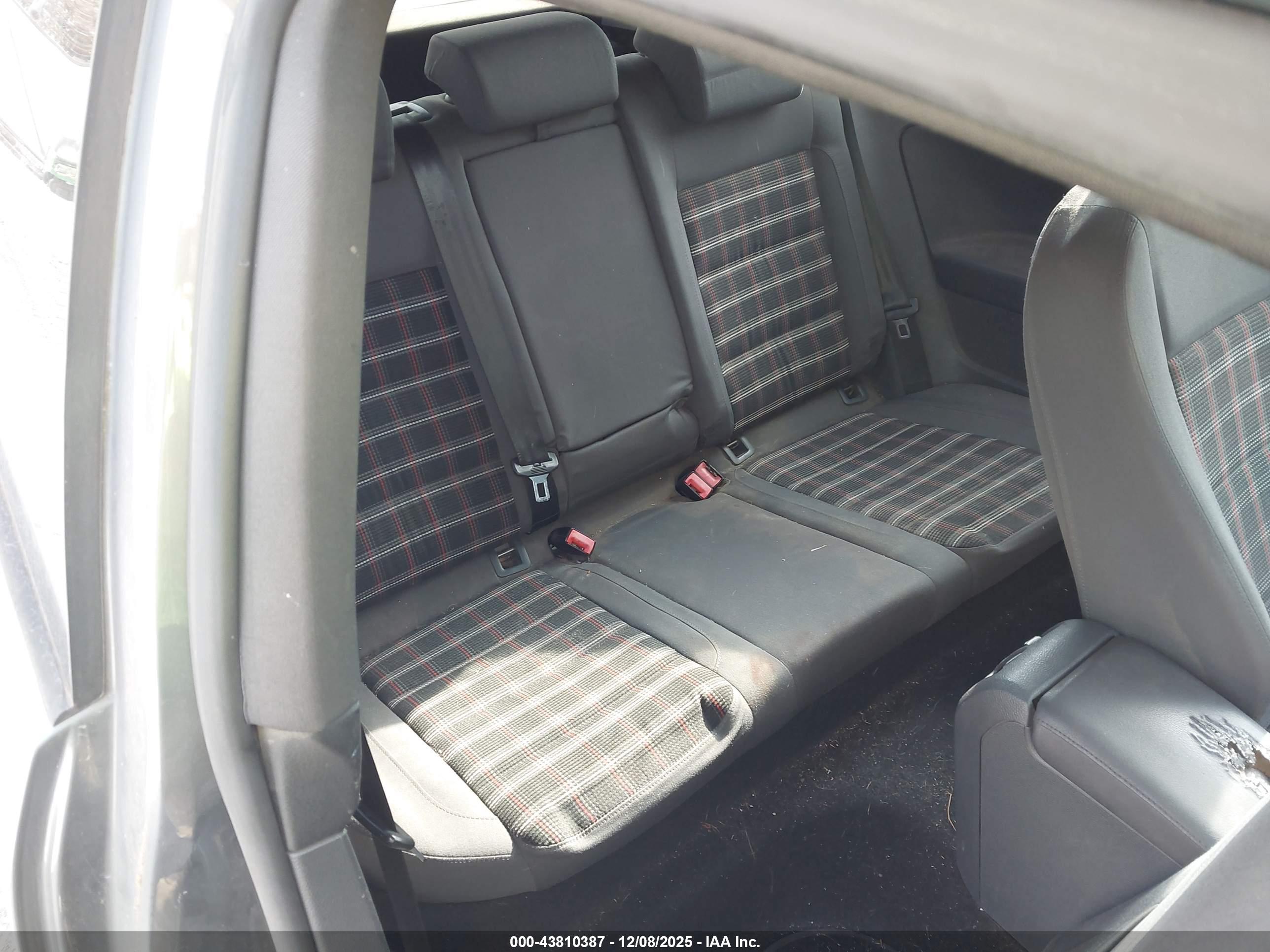 VOLKSWAGEN GTI image 8