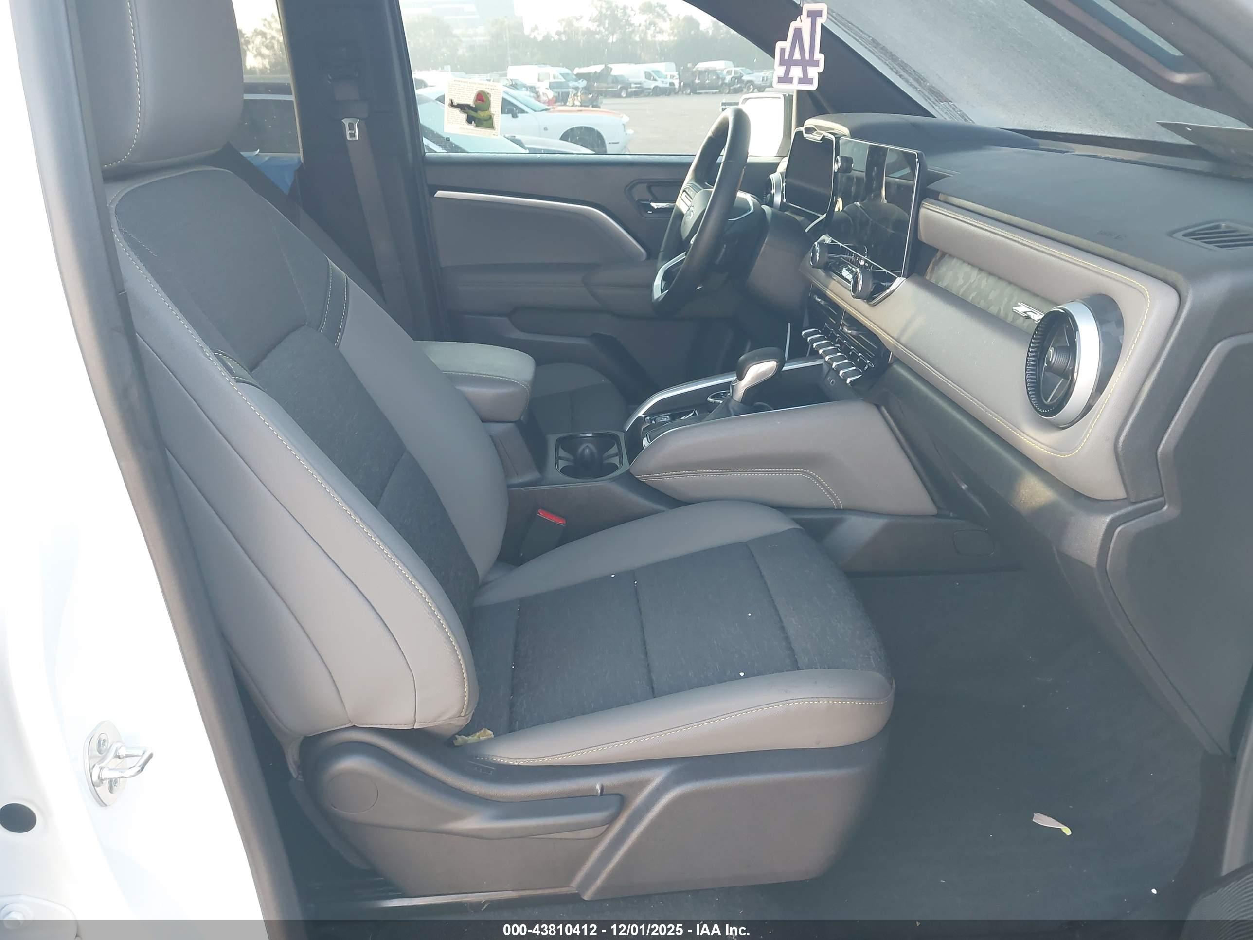 CHEVROLET COLORADO image 5