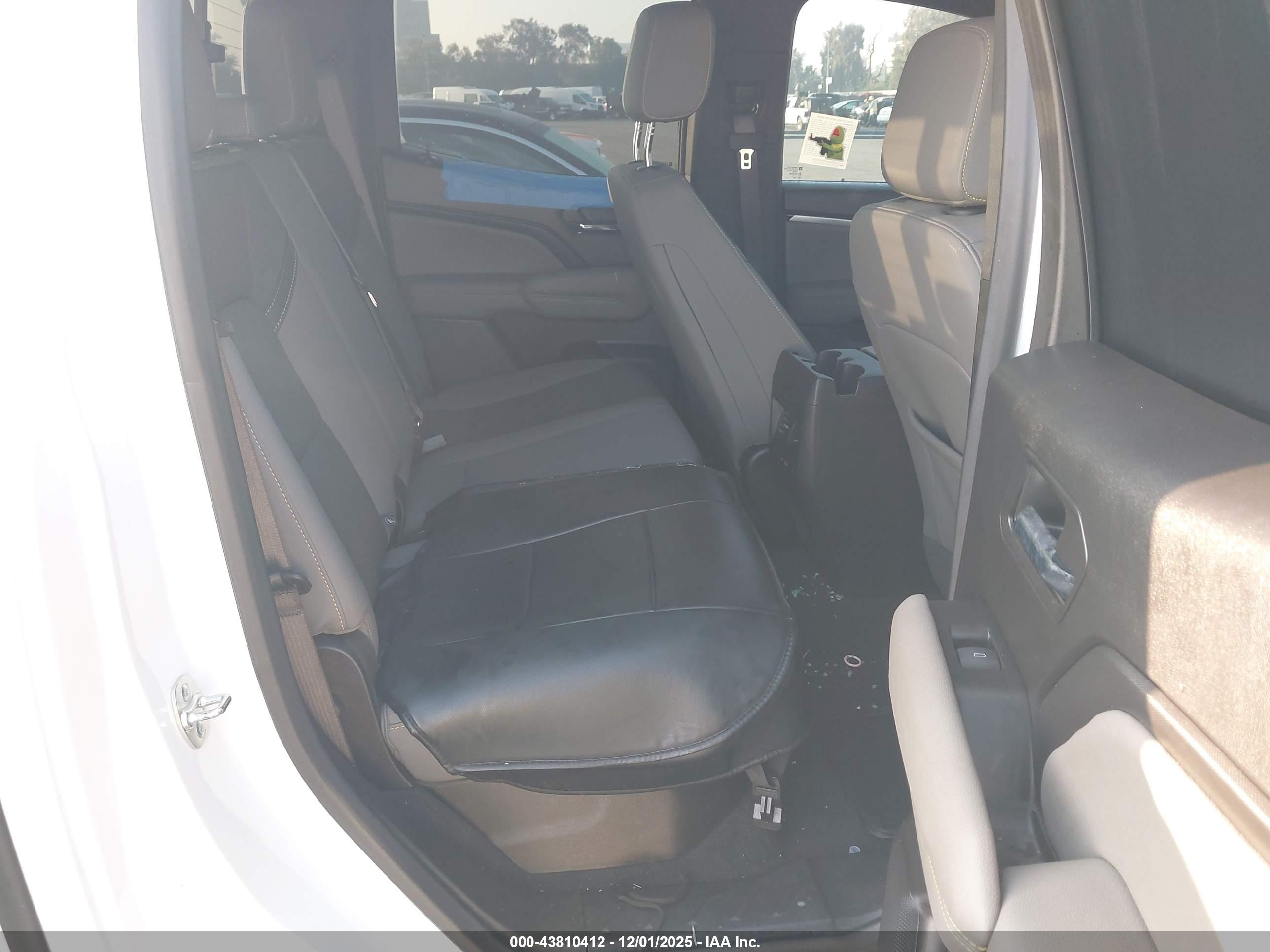 CHEVROLET COLORADO image 8